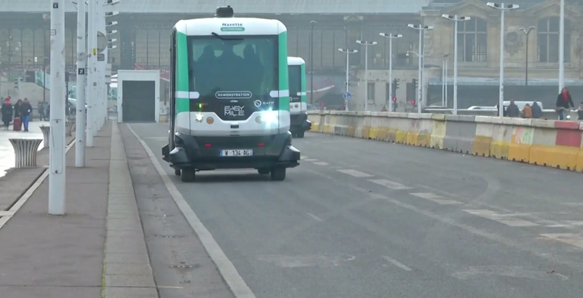 Nový samojazdiaci autobus v Paríži.
