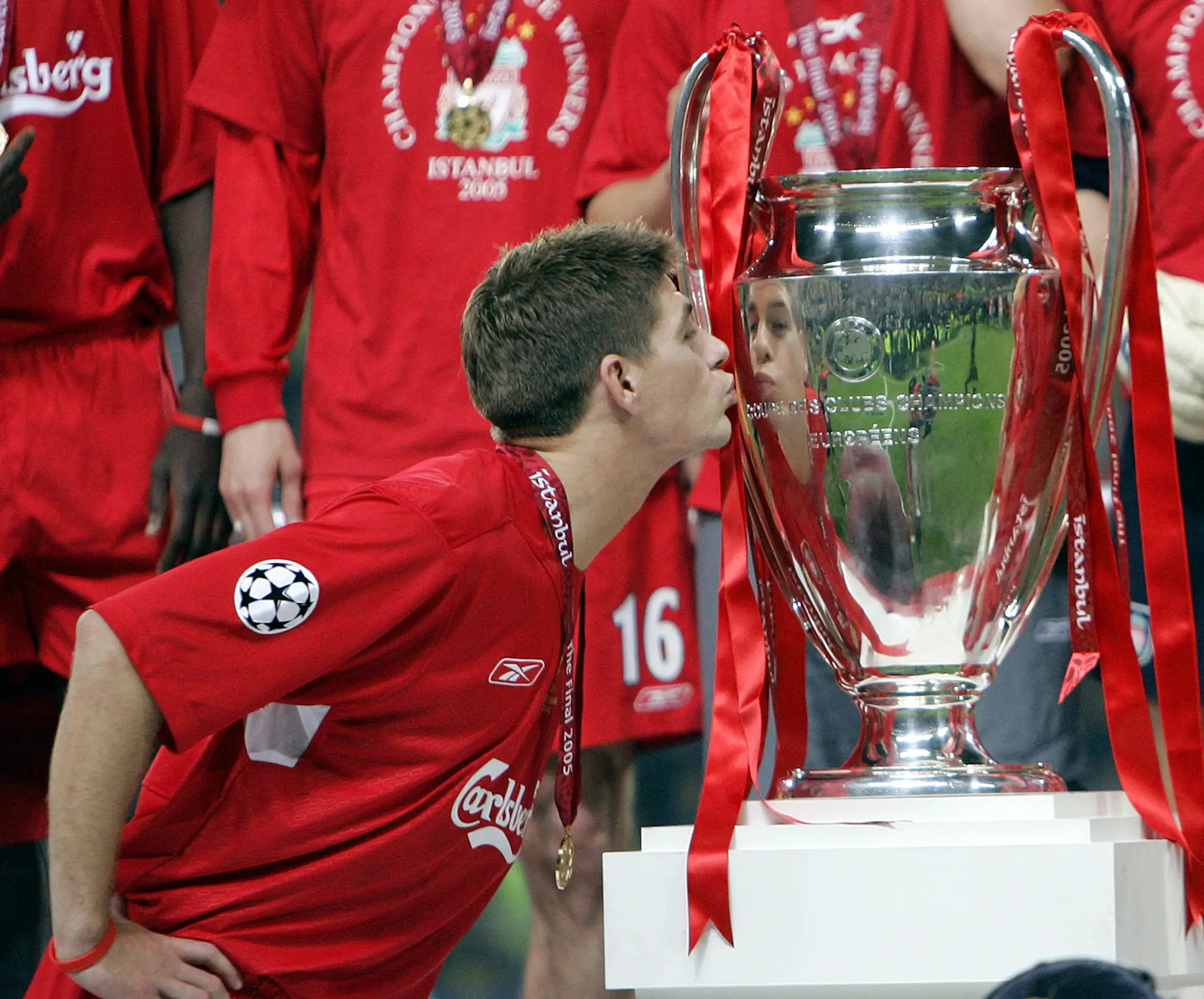 Na archívnej snímke z roku 2005 kapitán Liverpoolu Steven Gerrard bozkáva trofej po triumfe proti AC Miláno.