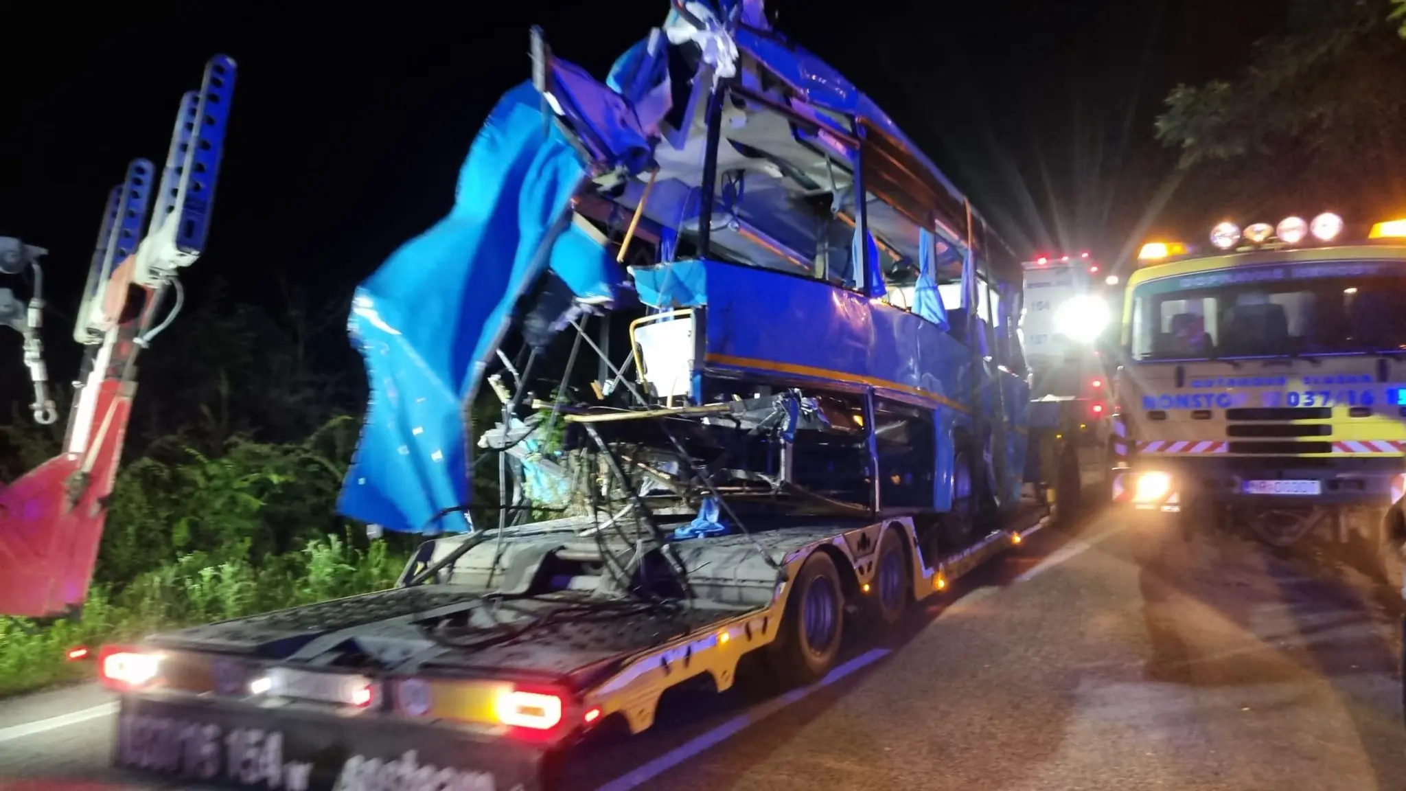 Autobus po zrážke s vlakom