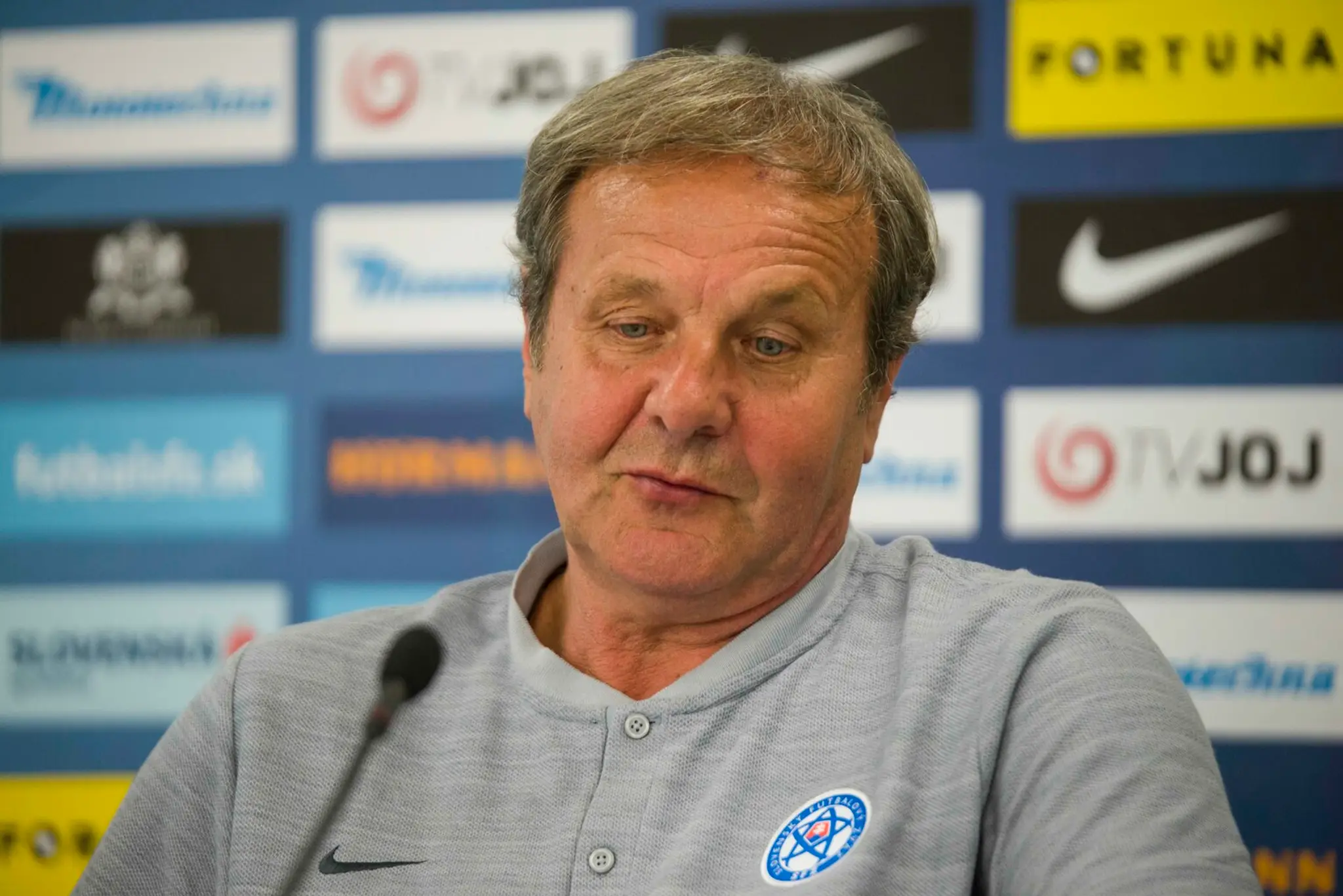 Kouč futbalovej reprezentácie Ján Kozák počas konferencie.