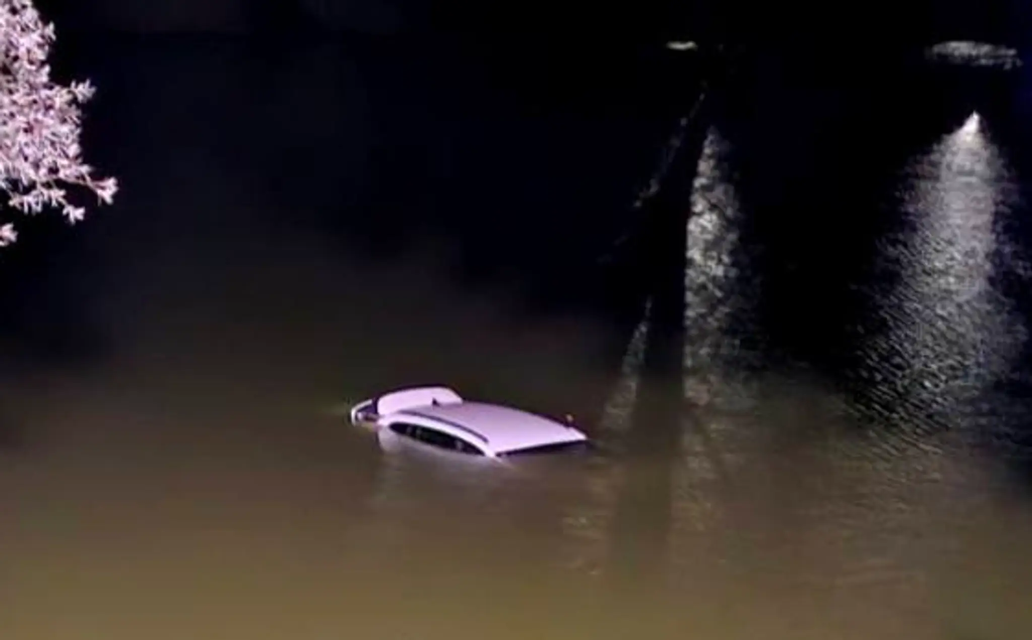 Na snímke auto, ktoré skončilo v rybníku.