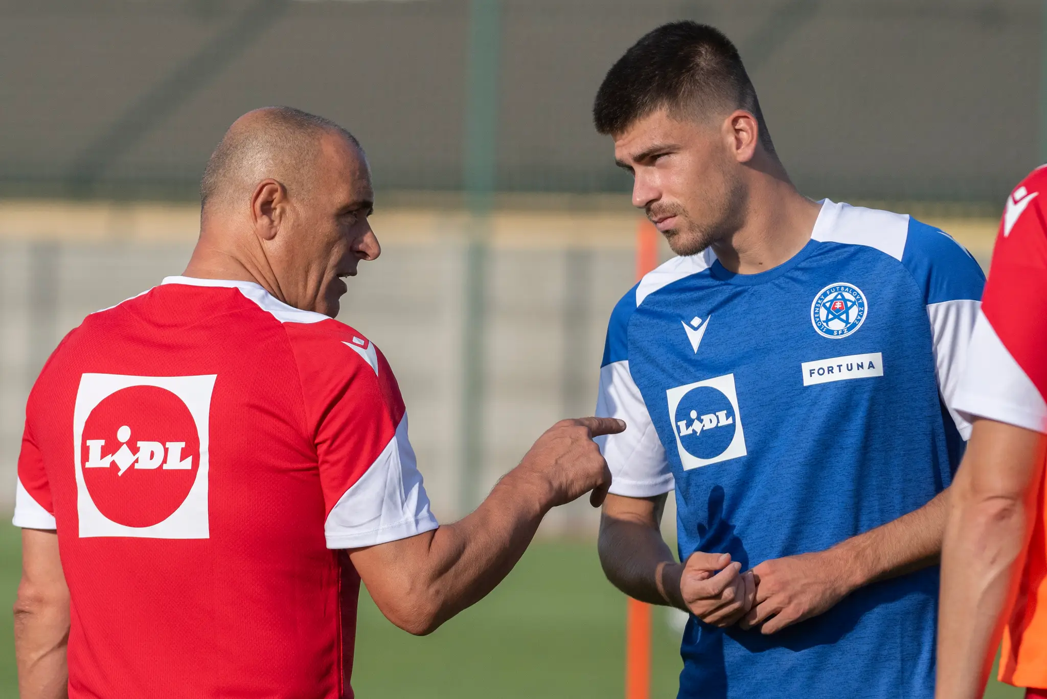 Na snímke vpravo novic futbalovej reprezentácie Samuel Kozlovský a vľavo tréner slovenských futbalistov Francesco Calzona.