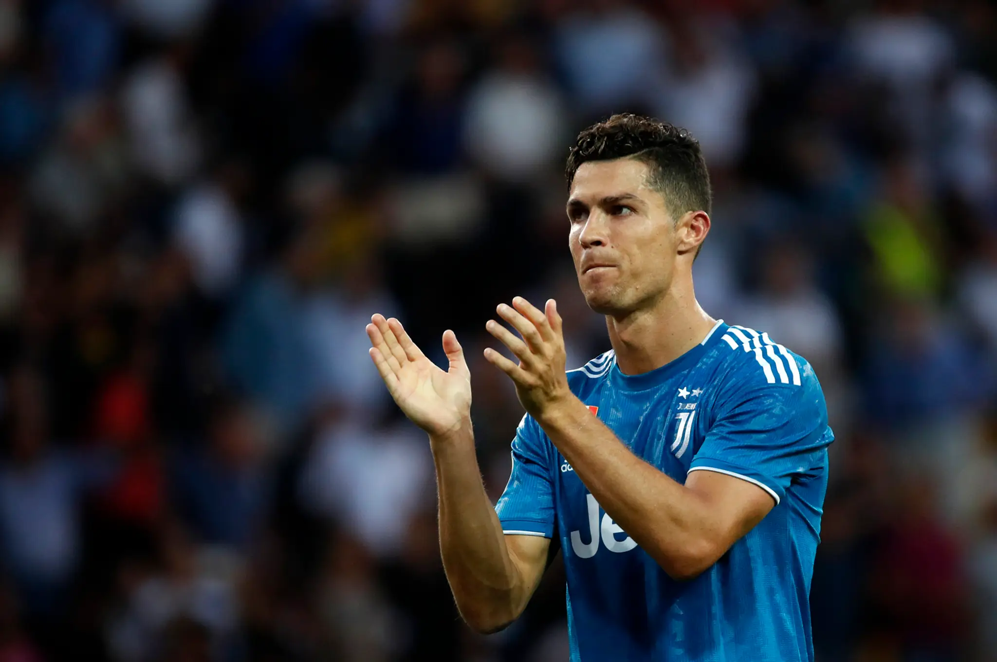 Danilo z Juventusu reaguje pred duelom na pôde Parmy.