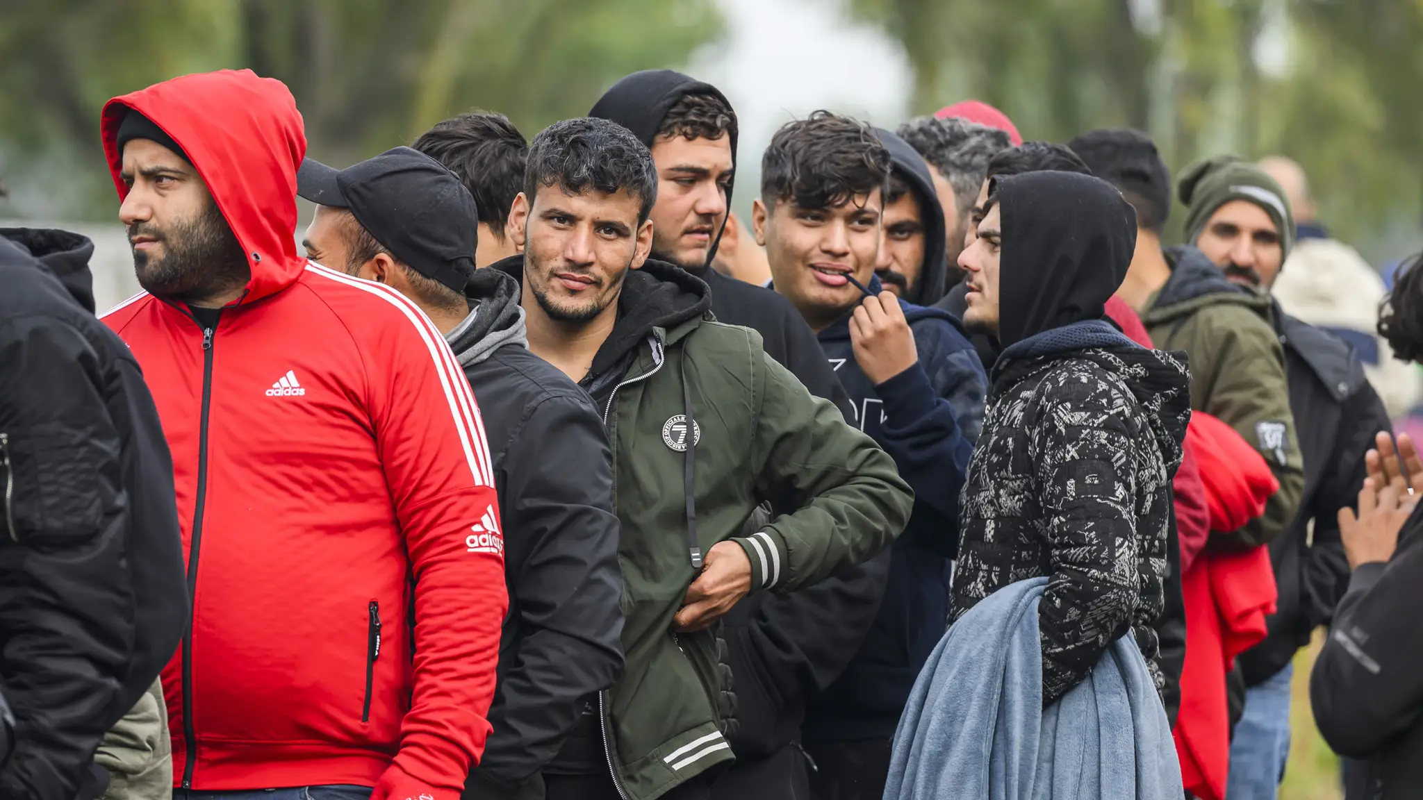Migranti na Regrútskej ulici v Bratislave. 