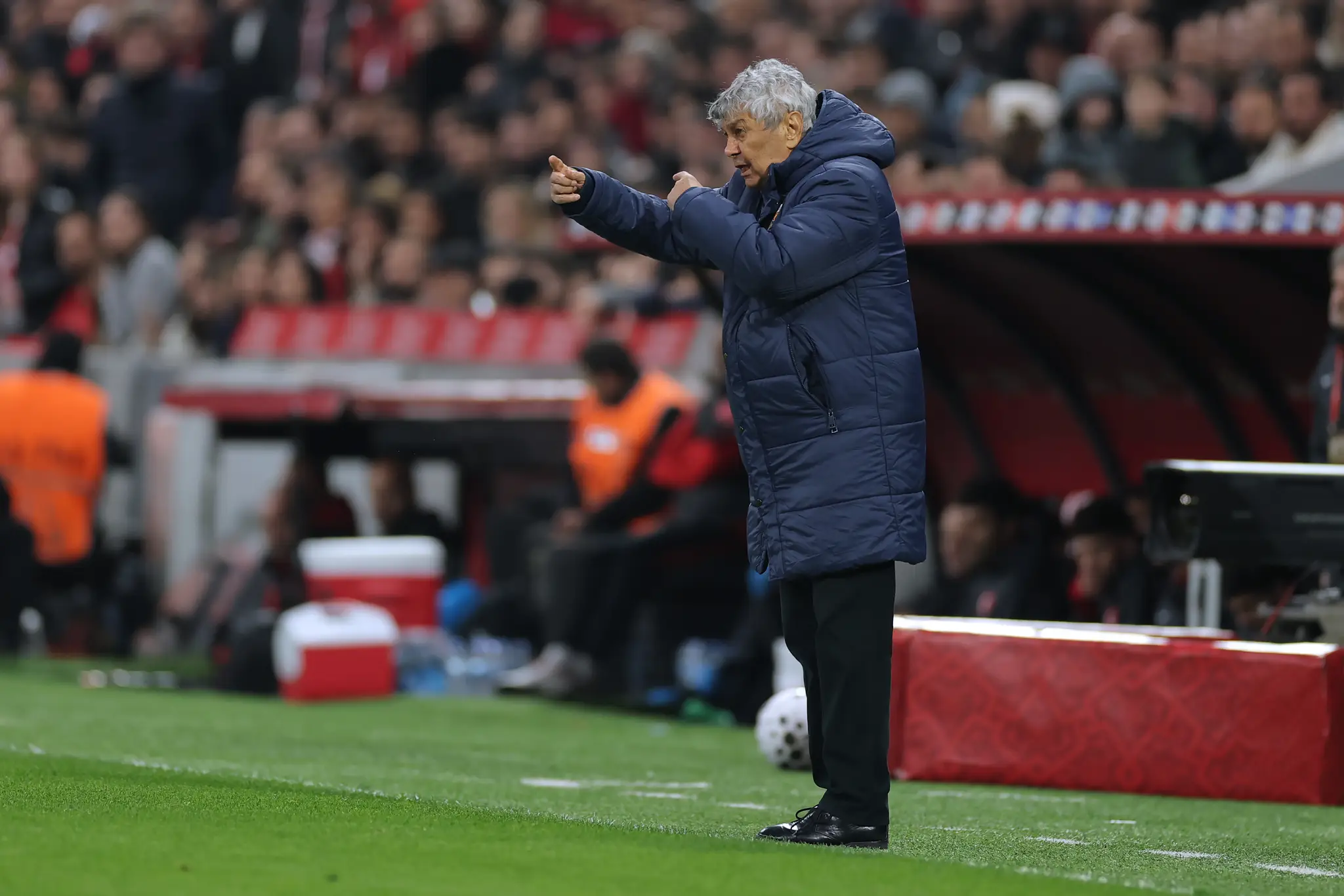 Tréner Mircea Lucescu na lavičke Rumunska.