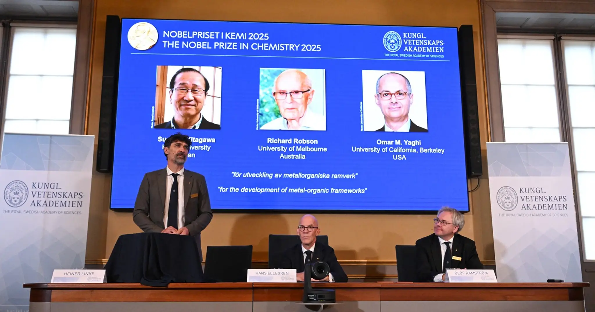 Nobelovu cenu za chémiu za rok 2025 získali Susumu Kitagawa z Kjótskej univerzity v Japonsku, Richard Robson z Melbournskej univerzity v Austrálii a Omar Yaghi z Kalifornskej univerzity v americkom Berkeley za „vývoj kovovo-organických štruktúr“.