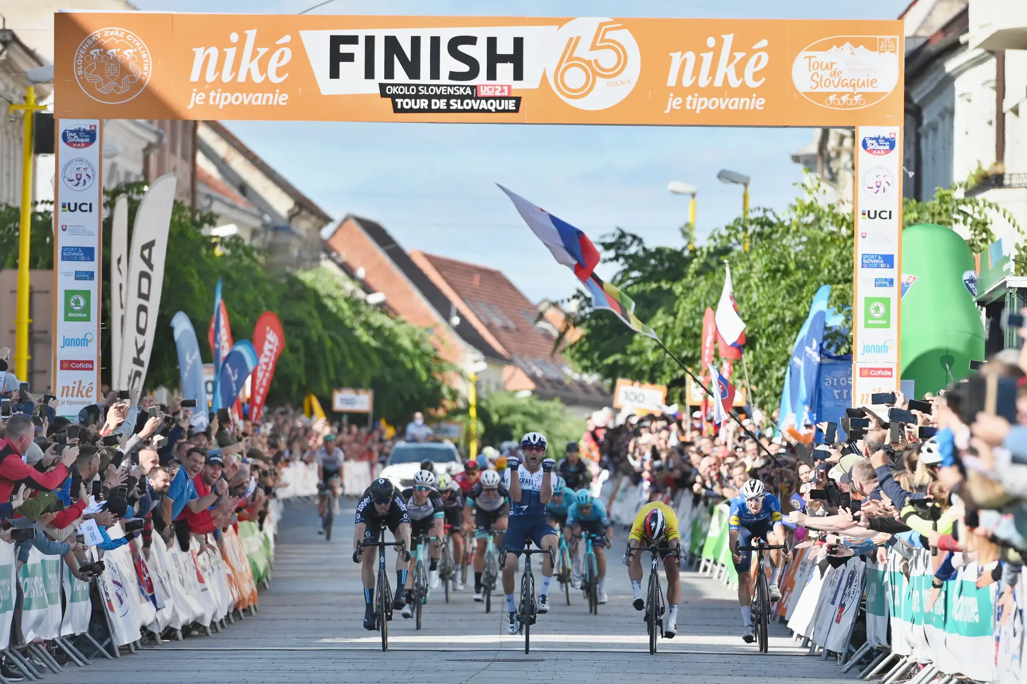 Cyklisti v cieli  4. etapy 65. ročníka pretekov Okolo Slovenska v Trnave