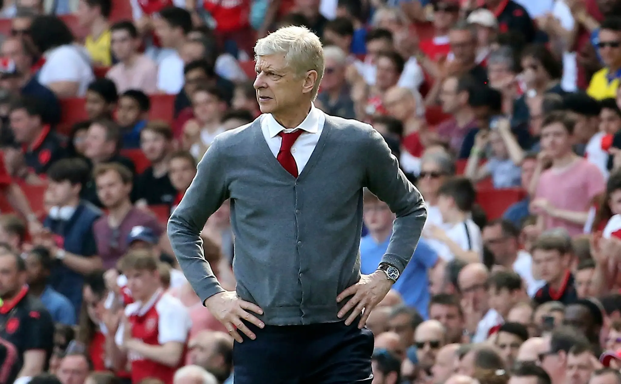 Tréner Arsene Wenger pred lavičkou Arsenalu počas zápasu proti West Hamu.
