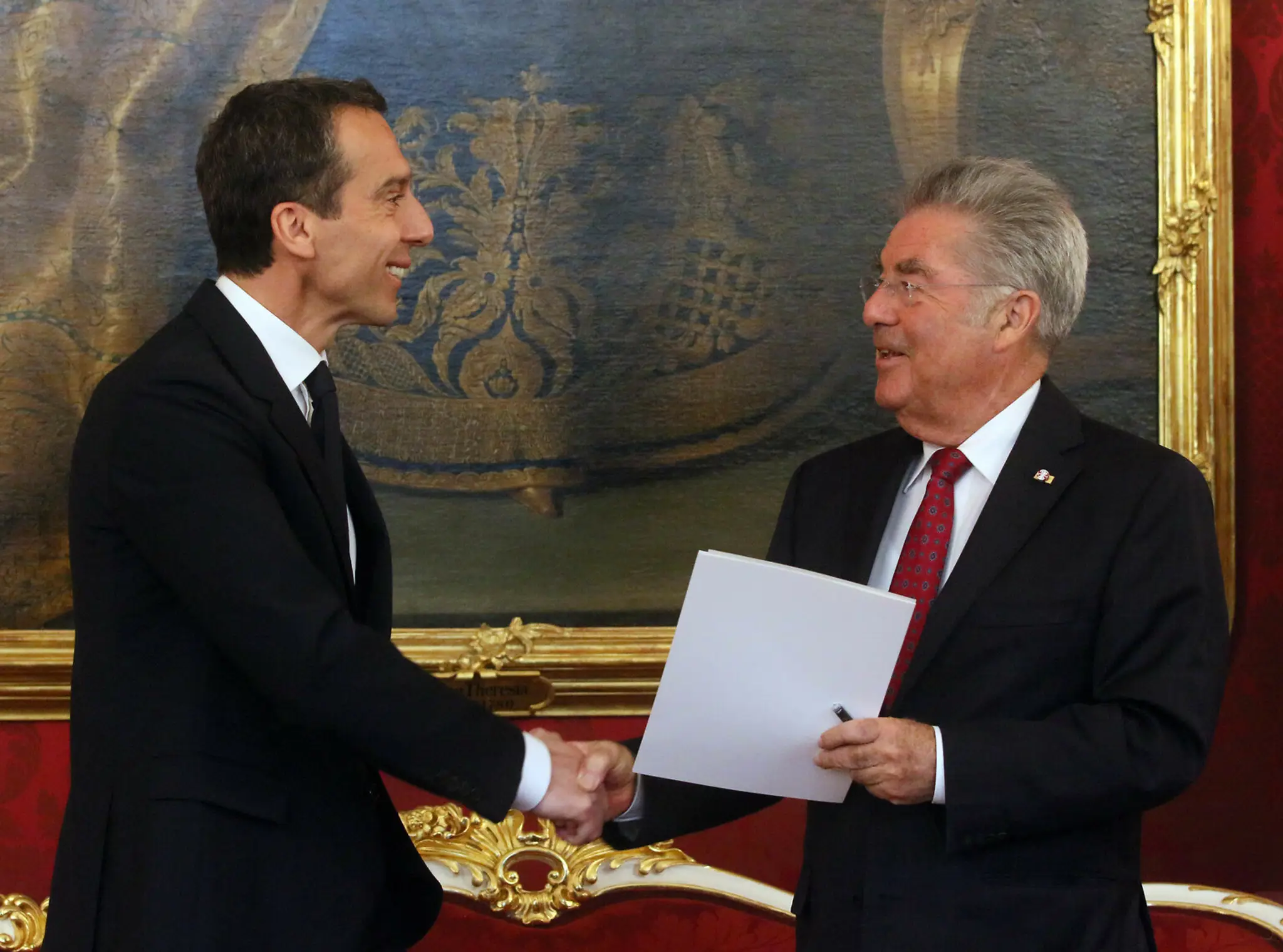 Rakúsky prezident Heinz Fischer (vpravo) a nový rakúsky kancelár Christian Kern počas slávnostnej inaugurácie..jpg