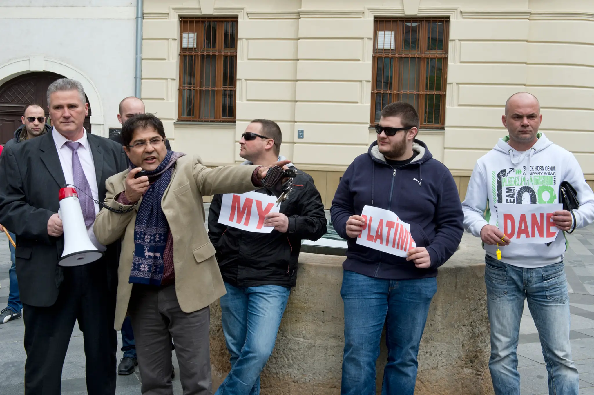 Protest taxikárov na Primaciálnom námestí pred magistrátom hlavného mesta SR Bratislavy.