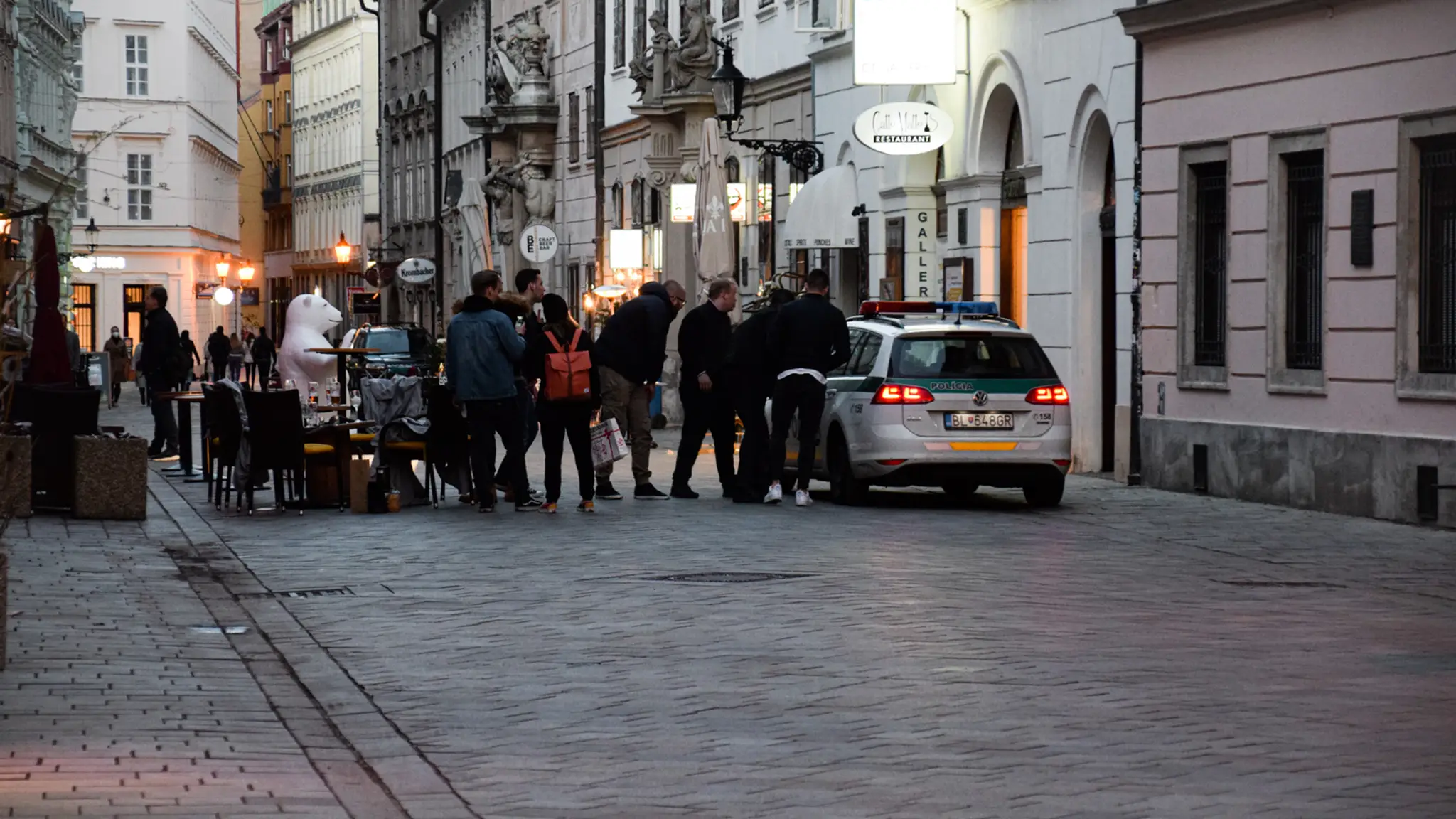Policajná hliadka kontrolovala po ôsmej hodine terasy.