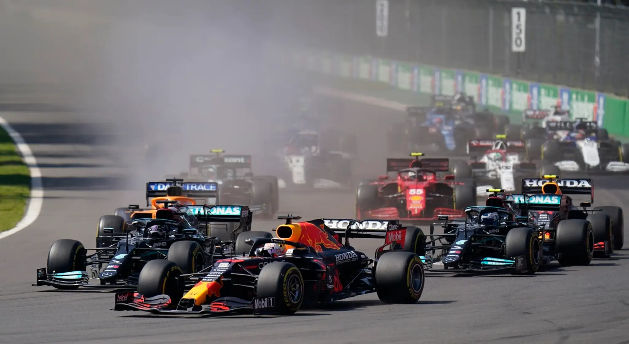 Max Verstappen a jeho predbiehací manéver v úvodnom kole VC Mexika.