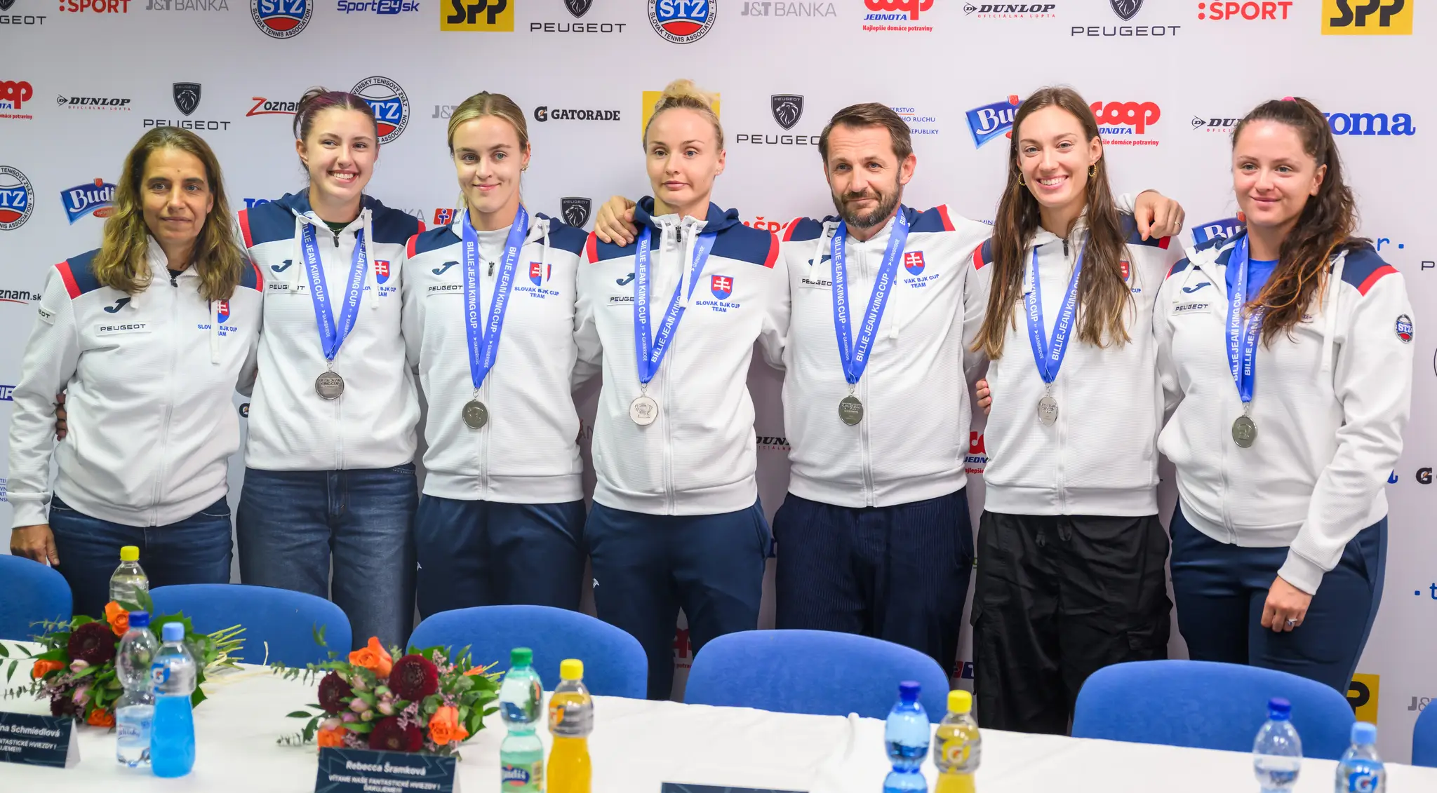 zľava trénerka Janette Husárová, tenistky Renáta Jamrichová, Anna Karolína Schmiedlová, Rebecca Šramková, kapitán slovenského tímu Matej Lipták, Tereza Mihalíková a Viktória Hrunčáková pózujú so striebornými medailami