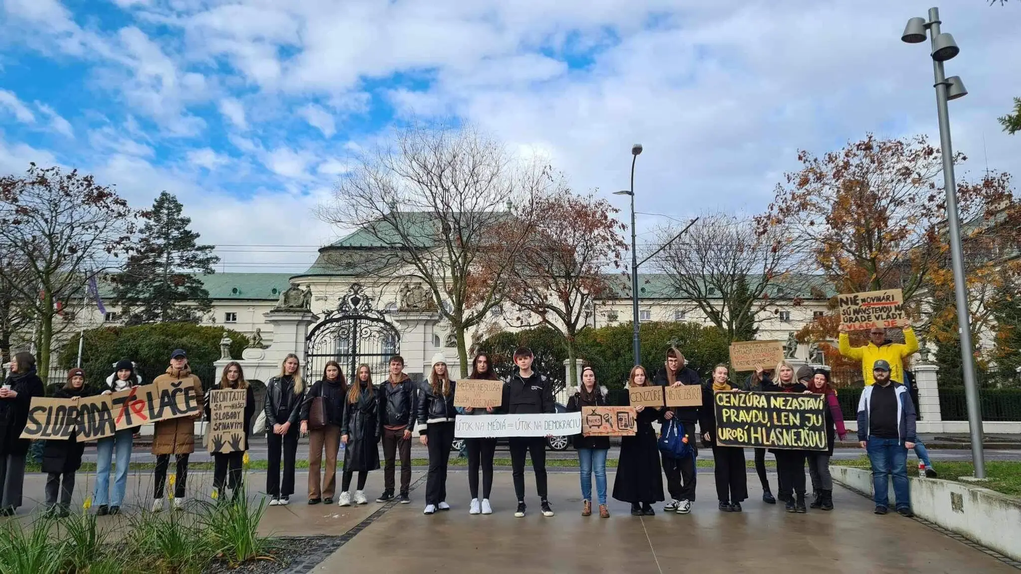 Tichý protest študentov žurnalistiky pred Úradom vlády SR