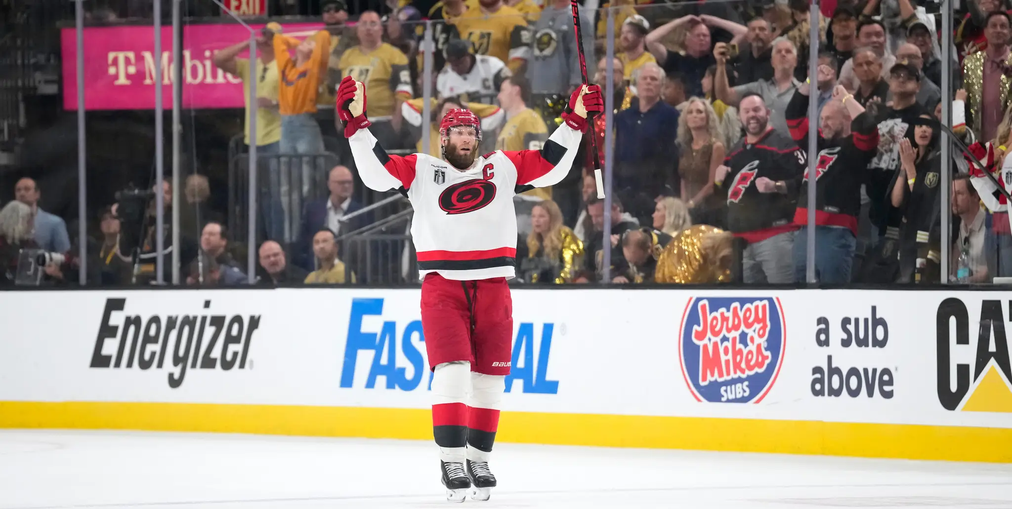 Jordan Staal z Caroliny oslavuje gól proti Vegas.
