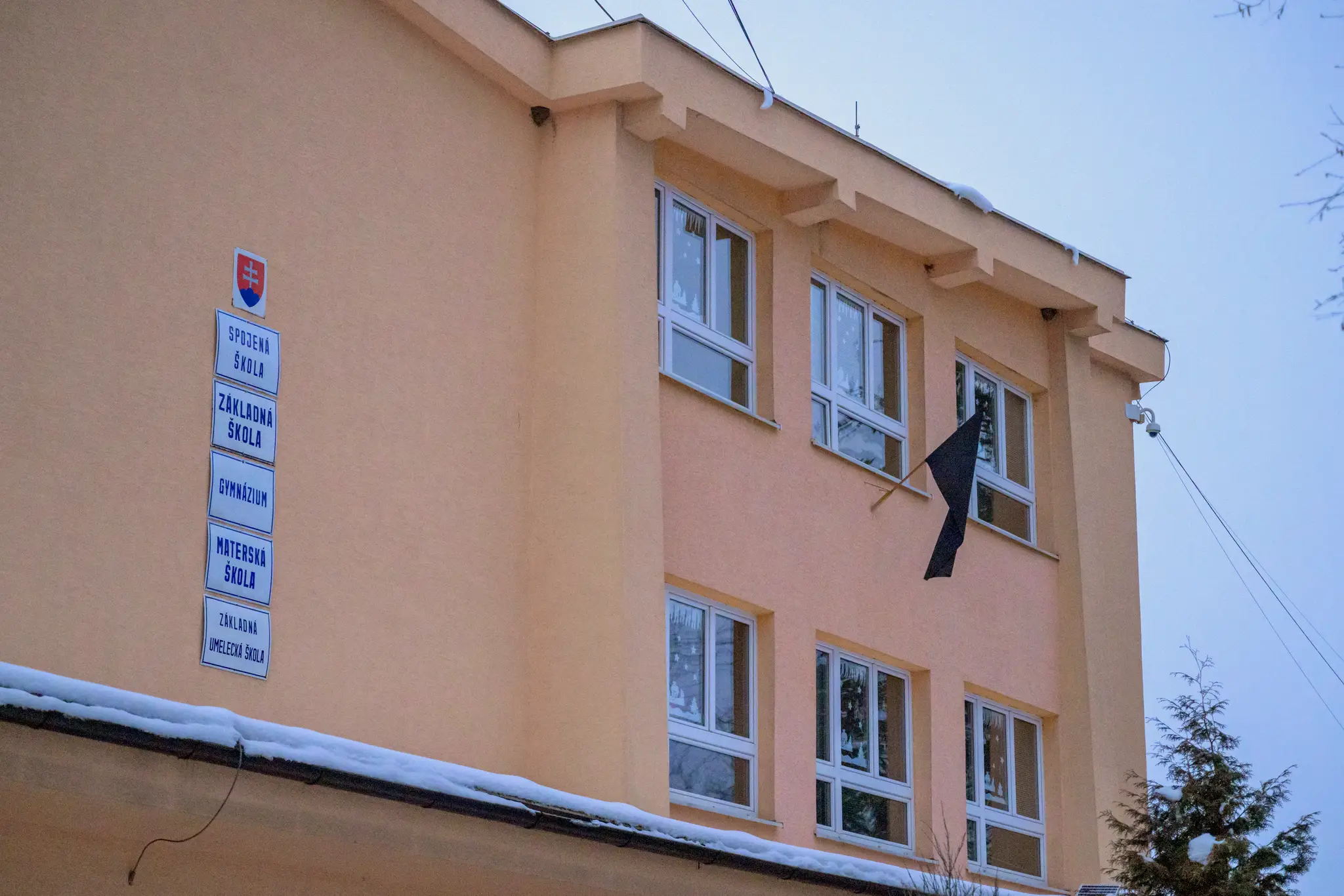 Na snímke čierna vlajka veje na jednej zo školských budov po útoku nožom na gymnáziu v meste Spišská Stará Ves.
