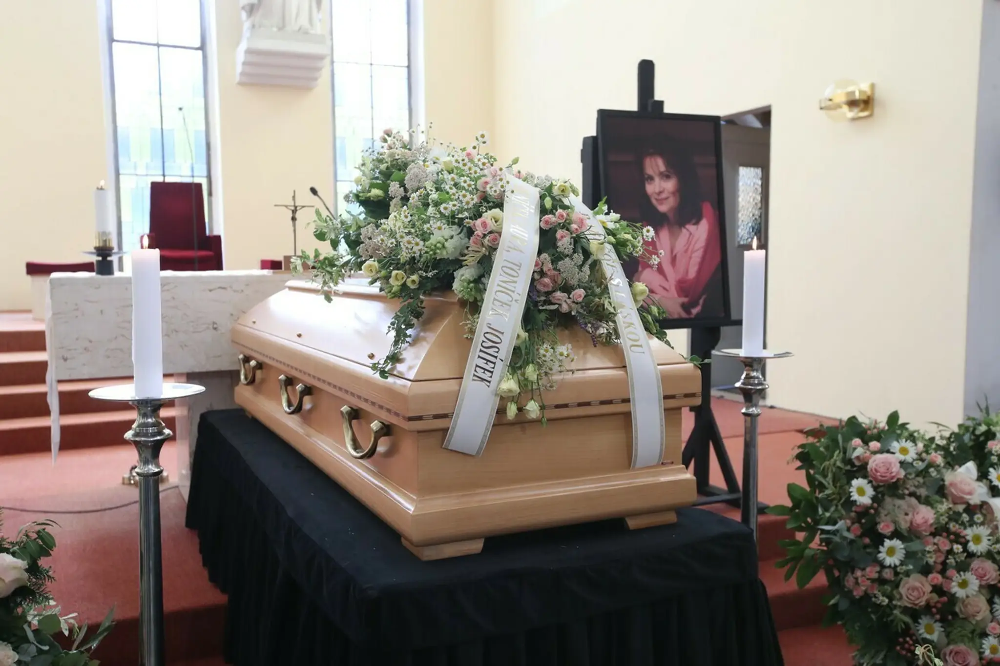 Rakva zosnulej Libuši Šafránkovej v Kostole sv. Anežky v Prahe