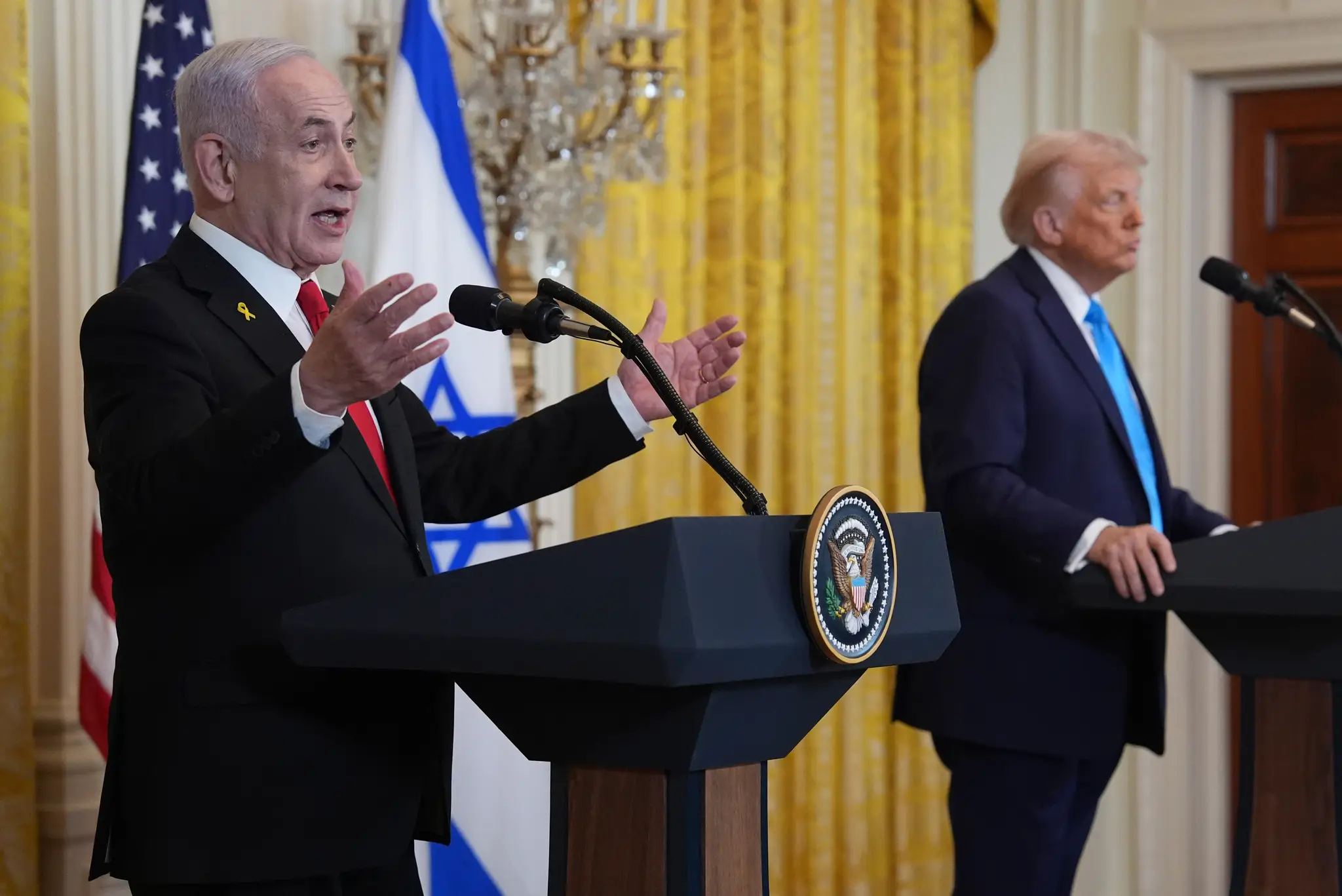 Na snímke americký prezident Donald Trump (vpravo) a izraelský premiér Benjamin Netanjahu na tlačovej konferencii.
