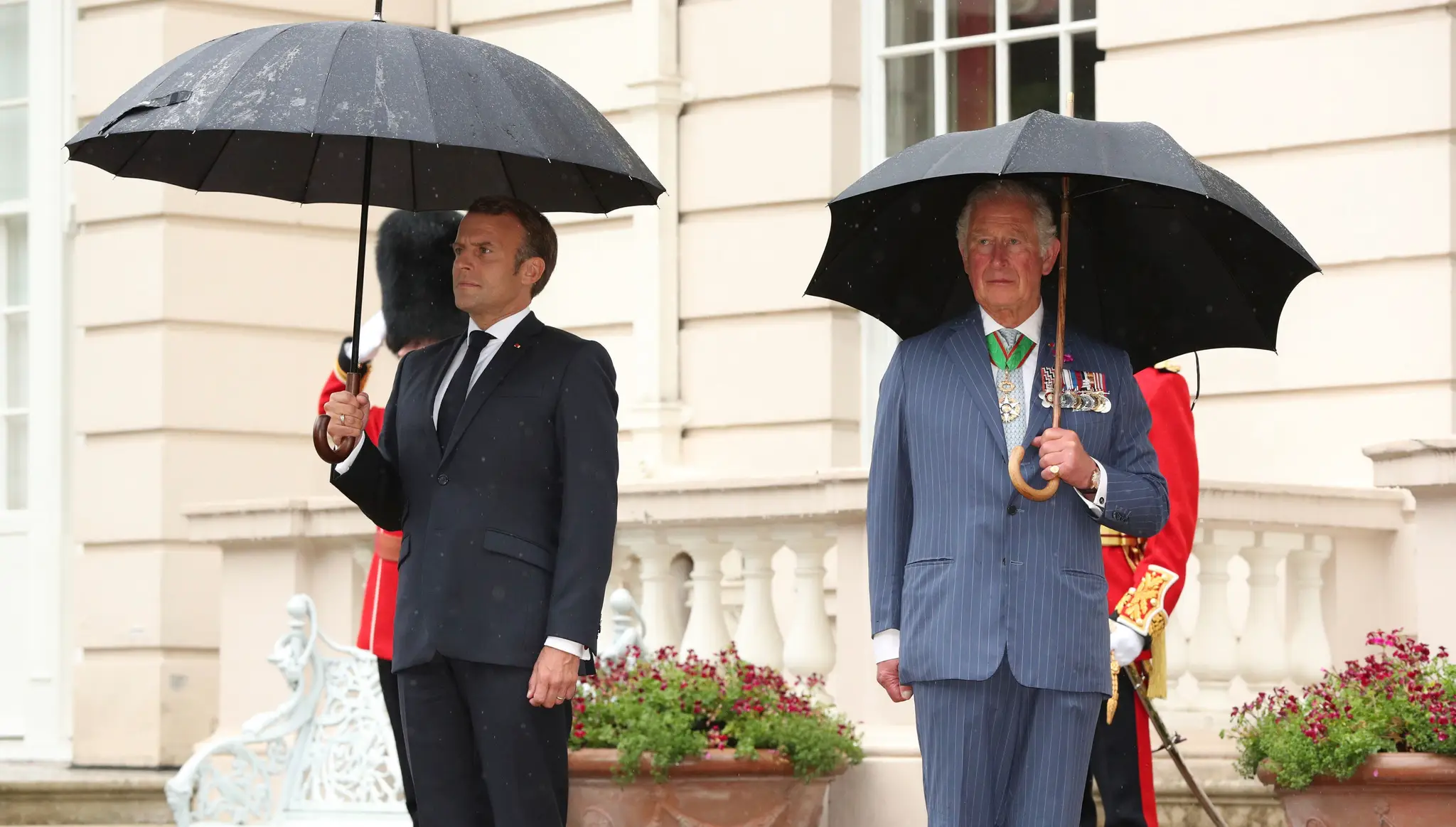 Na archívnej snímke z 18. júna 2020 britský princ Charles víta francúzskeho prezidenta Emmanuela Macrona v Londýne. 