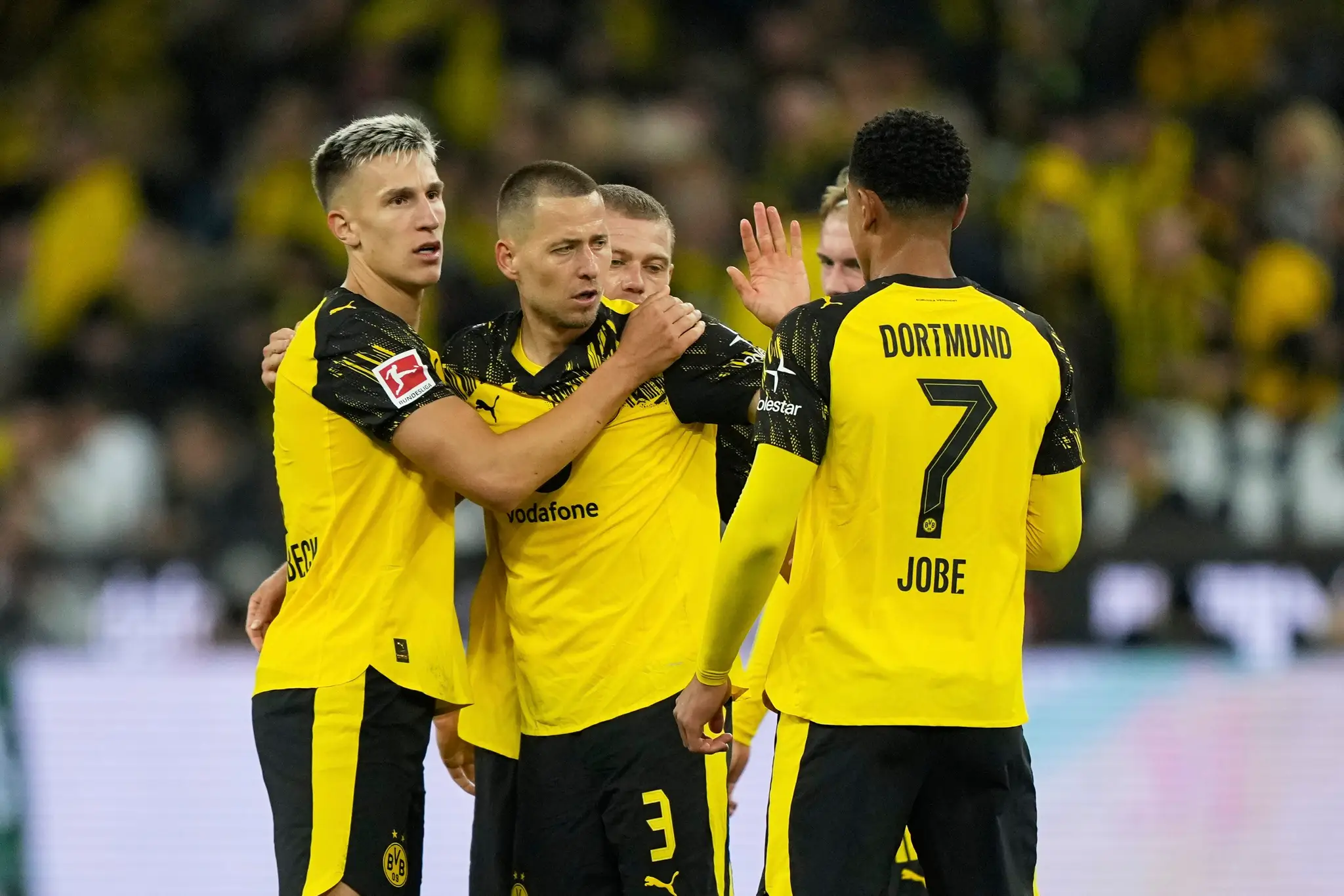 Futbalisti Borussie Dortmund oslavujú gól.