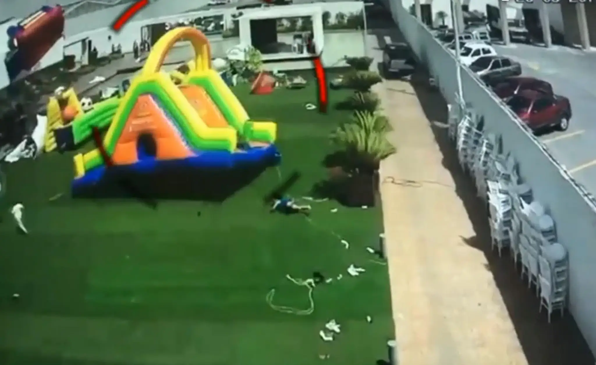 Video, z ktorého mrazí. Nafukovací hrad s deťmi odfúkol silný vietor