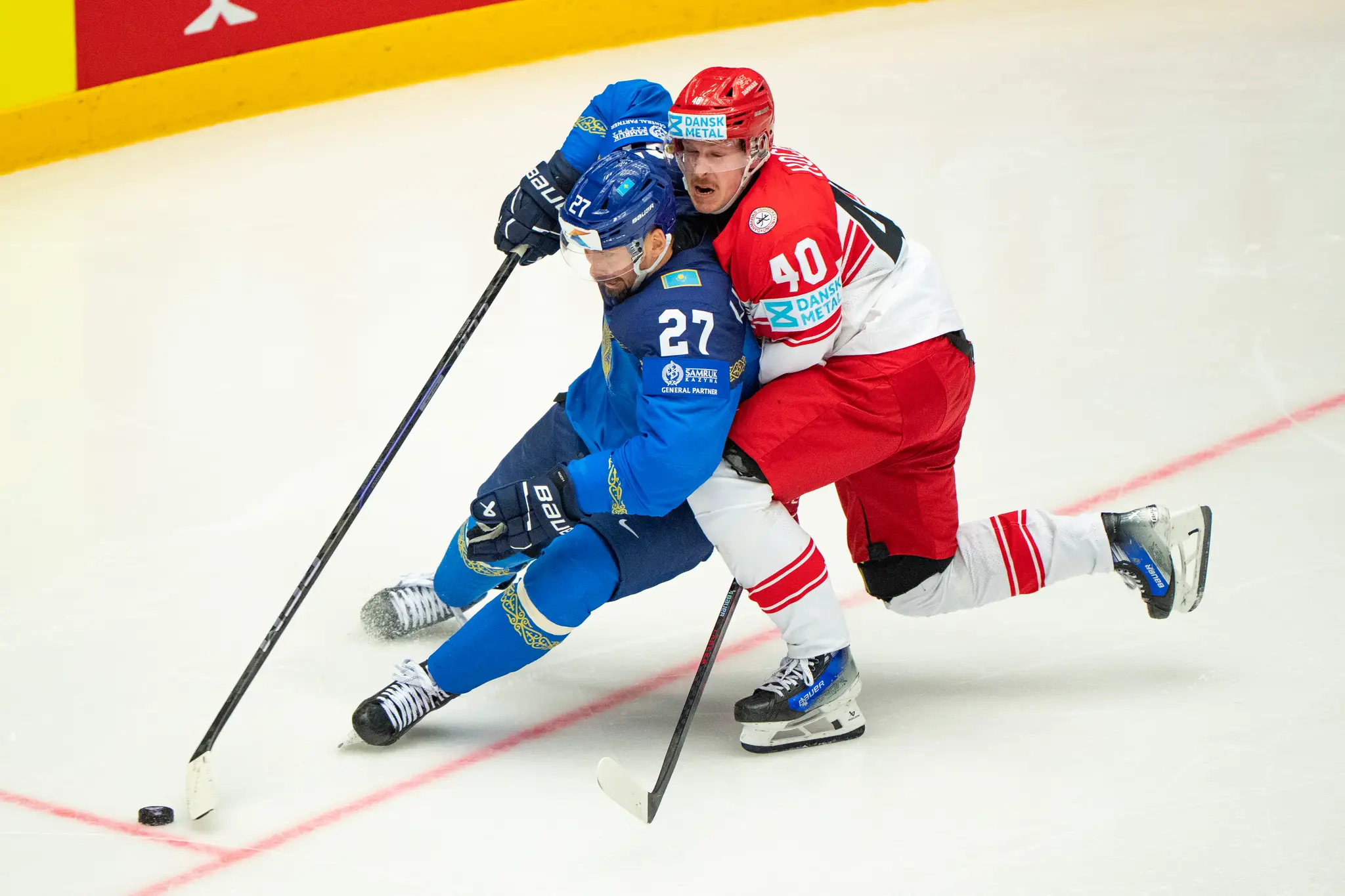 Kazašský hokejista Arťom Lichotnikov (27) a Anders Koch z Dánska.