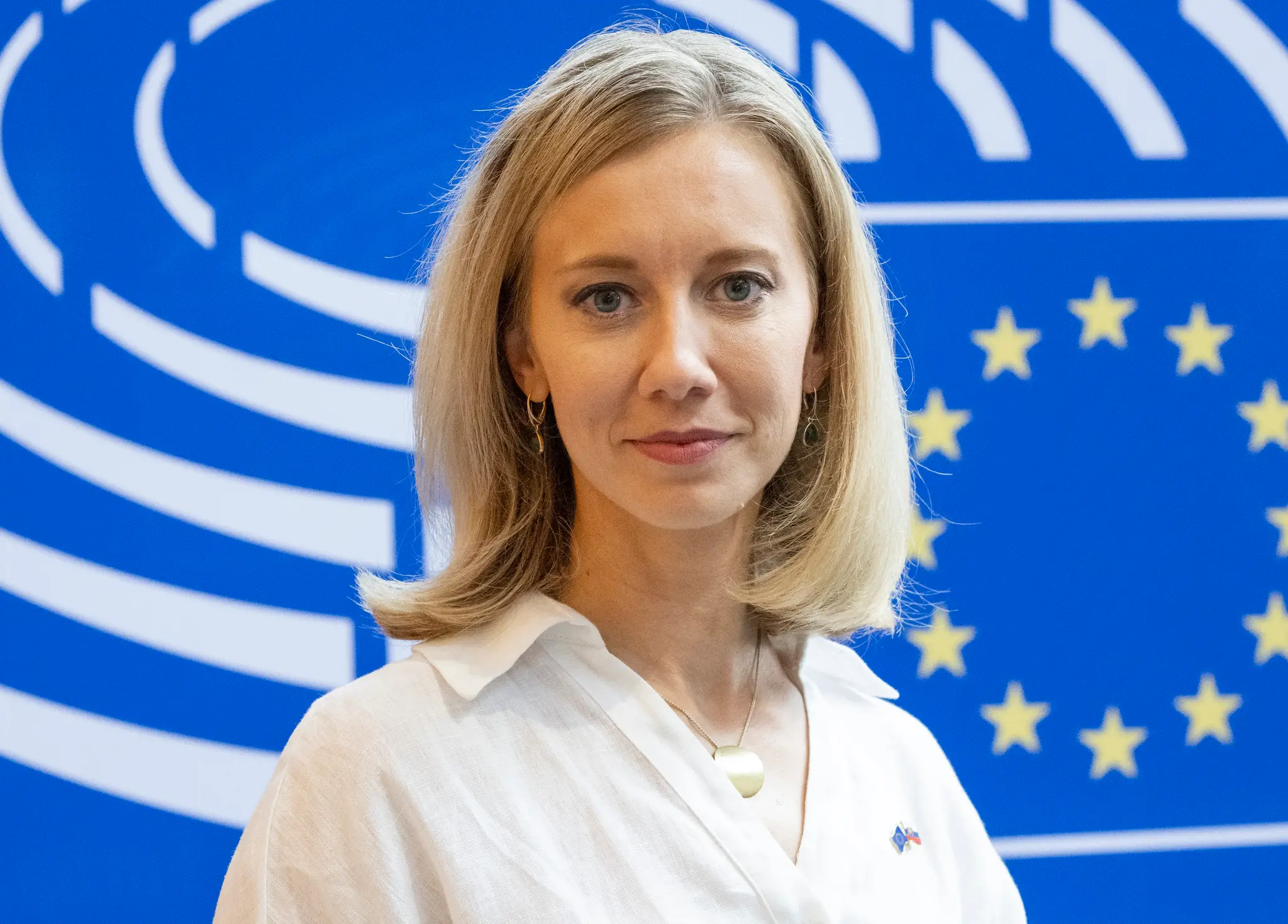 Na snímke slovenská europoslankyňa Lucia Yar (Progresívne Slovensko) pózuje počas ustanovujúcej plenárnej schôdze Európskeho parlamentu (EP) v Štrasburgu.