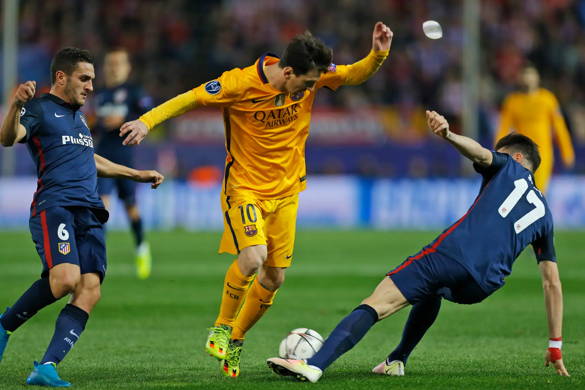 Lionel Messi v obkľúčení Kokeho a Saúla Nígueza v odvete štvrťfinále LM.