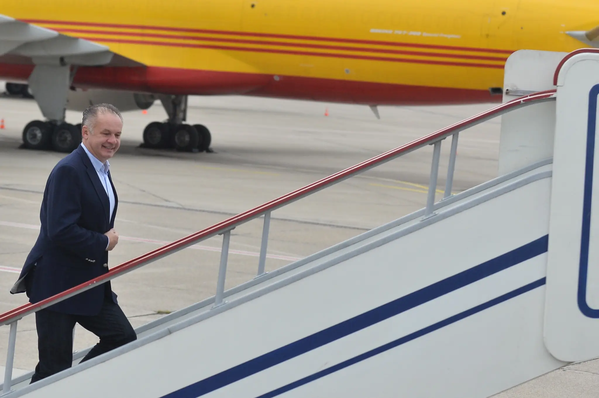 Prezident SR Andrej Kiska nastupuje do lietadla
