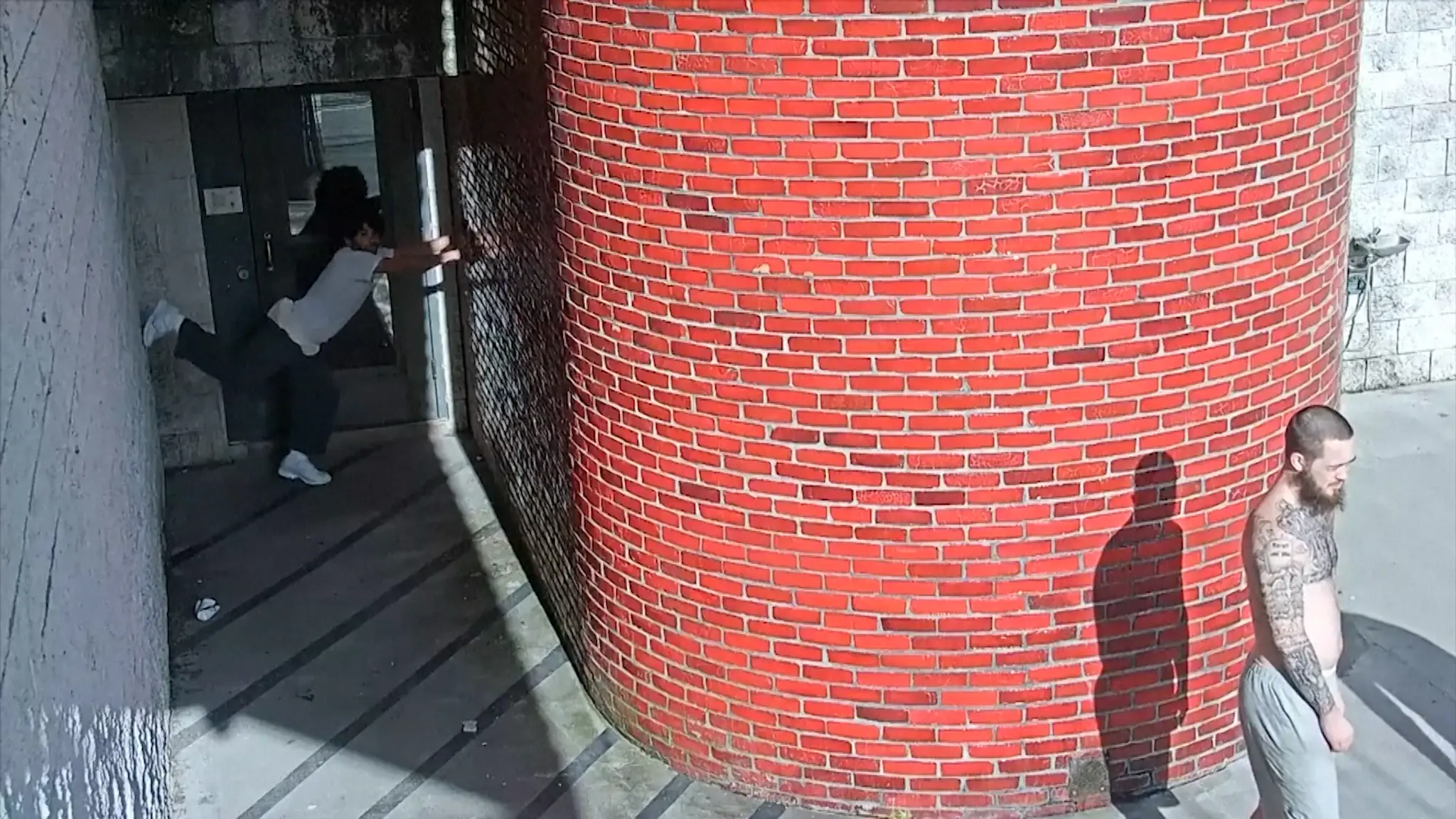 Väzeň sa chystá utiecť. 