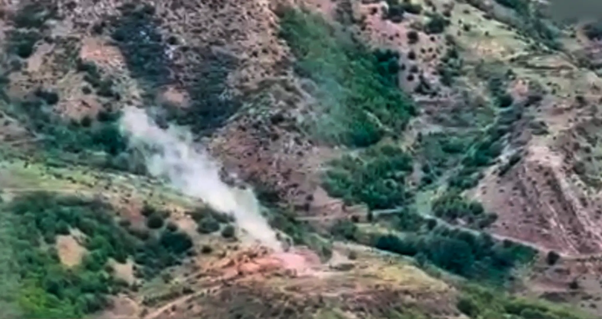 Na videosnímke dym stúpa nad oblasťou, kde sa podľa Azerbajdžanu nachádzajú pozície arménskych síl v regióne Náhorný Karabach. 