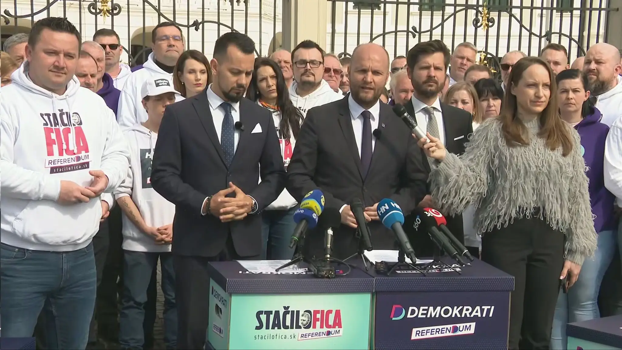 Demokrati odovzdali podpisy za referendum 