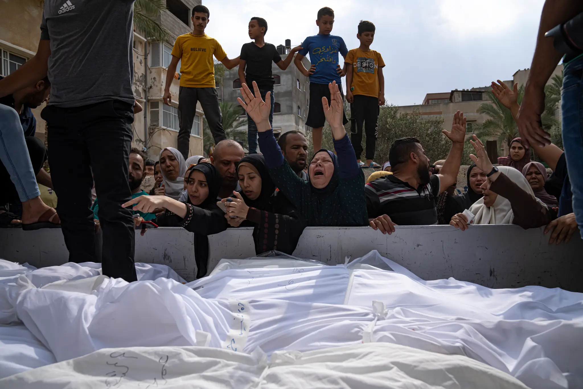 Príbuzní oplakávajú ľudí, ktorí zahynuli pri izraelskom nálete v meste Gaza.
