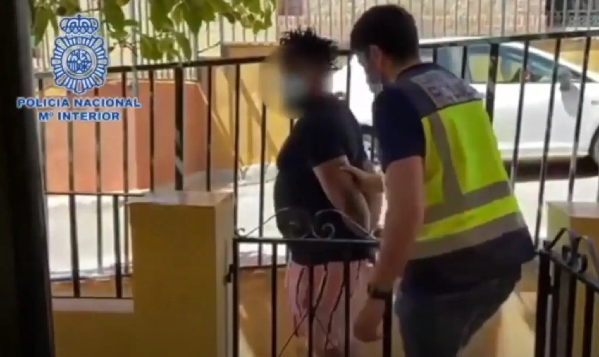 Španielska polícia rozložila gang vzťahových podvodníkov.