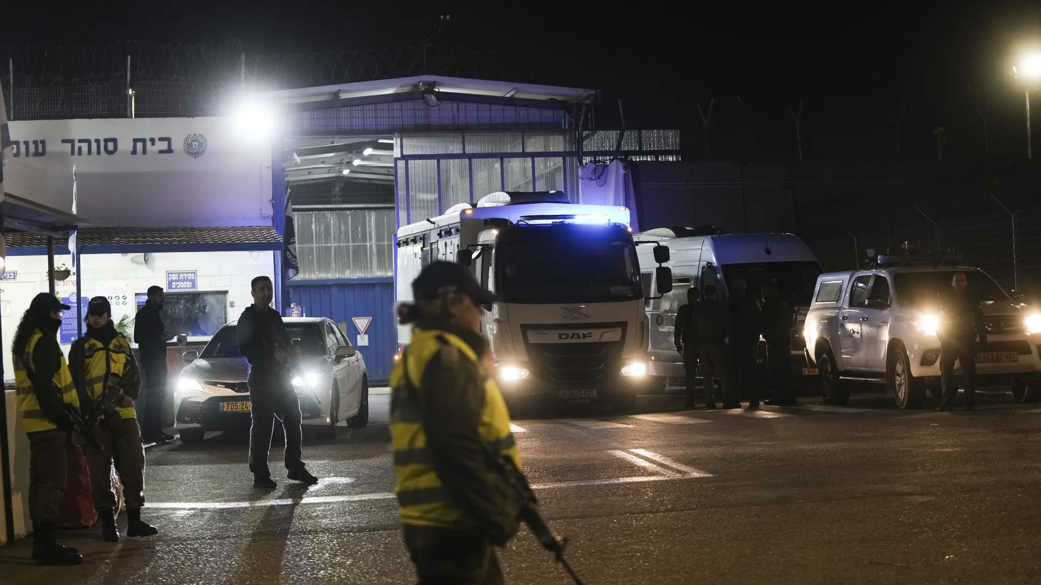 Izraelské väzenské vozidlo preváža palestínskych väzňov.