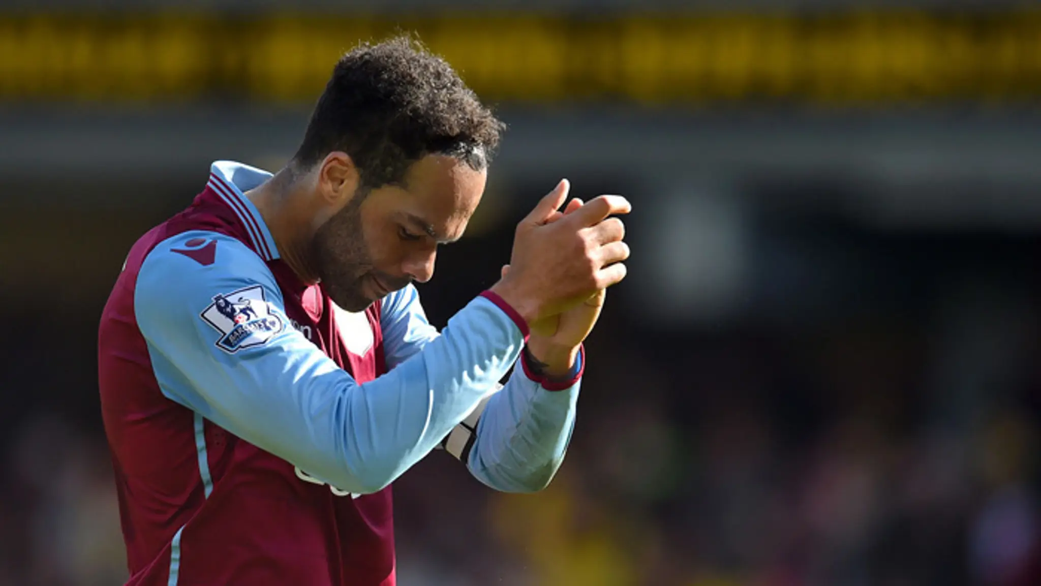 Na archívnej snímke hráč Aston Villa Joleon Lescott.