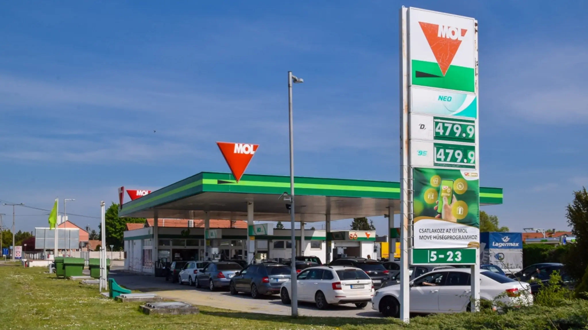 Slováci tankujúci v Rajke 