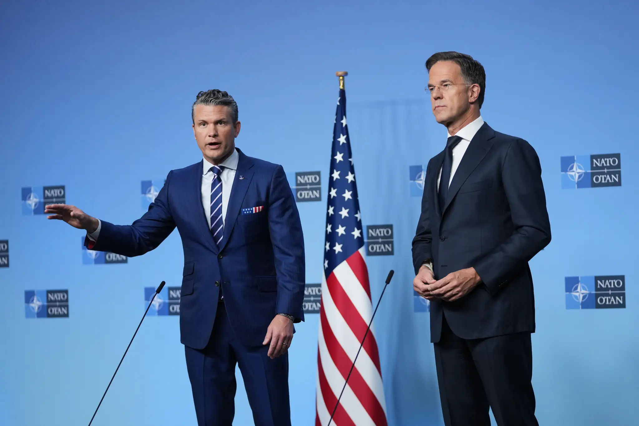Generálny tajomník NATO Mark Rutte (vpravo) a minister obrany Spojených štátov Pete Hegseth vystupujú pred médiami pred zasadnutím ministrov obrany NATO v sídle NATO v Bruseli.