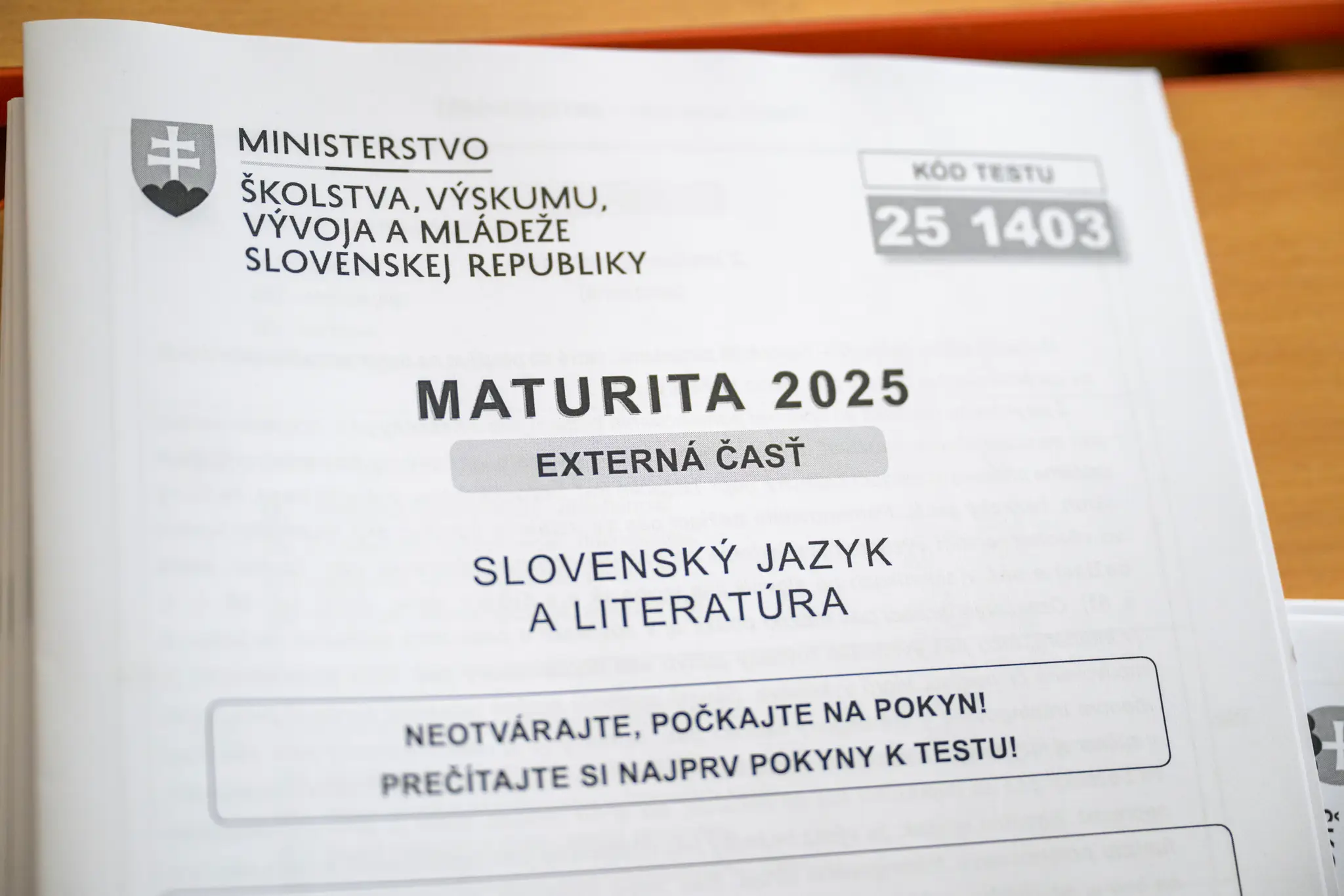 Na snímke obálka písomného testu pred externou časťou a písomnou formou internej časti maturitnej skúšky zo slovenského jazyka a literatúry.