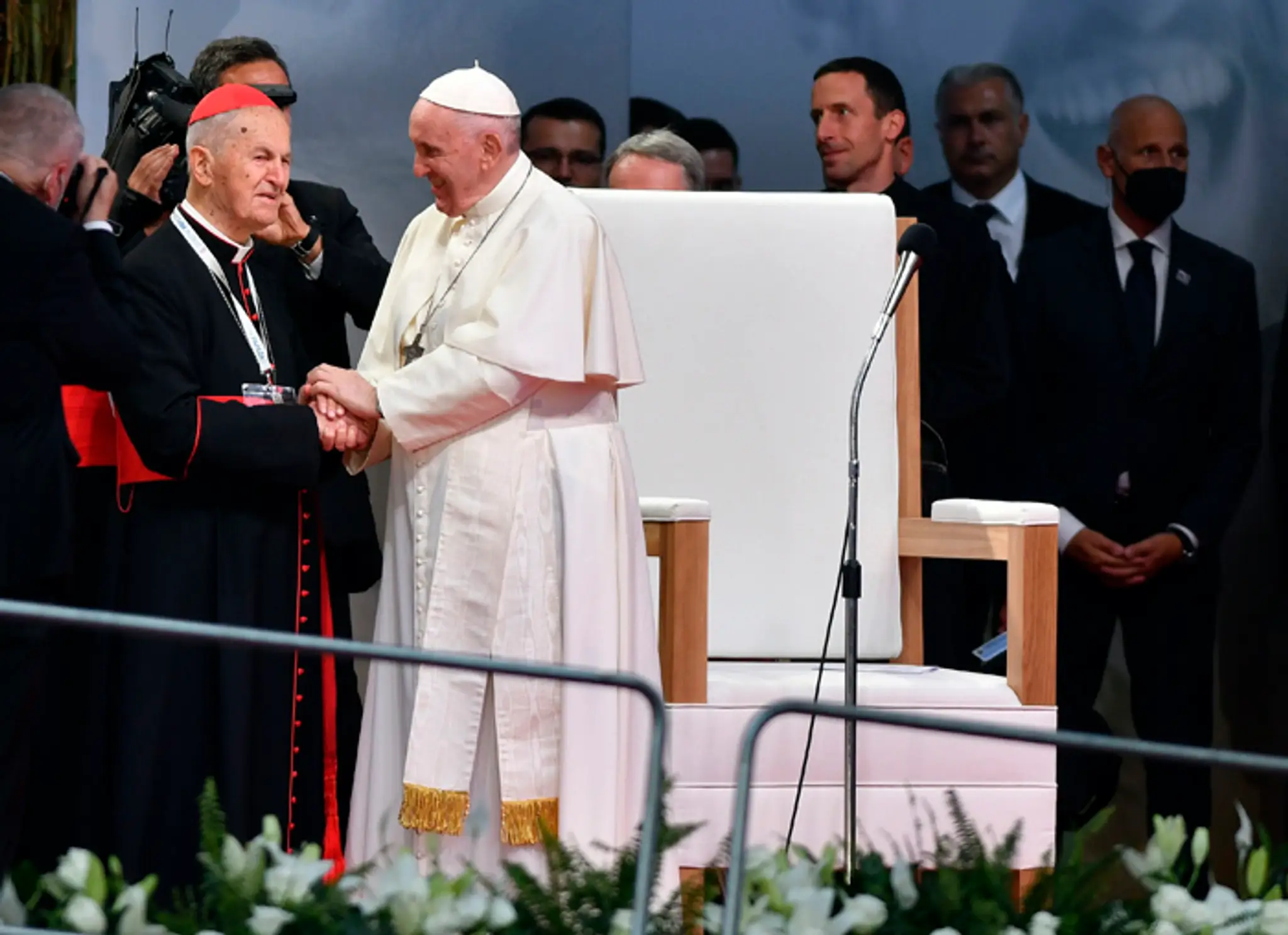 Kardinál Jozef Tomko a pápež František sa zdravia na stretnutí s mladými na štadióne Lokomotívy.