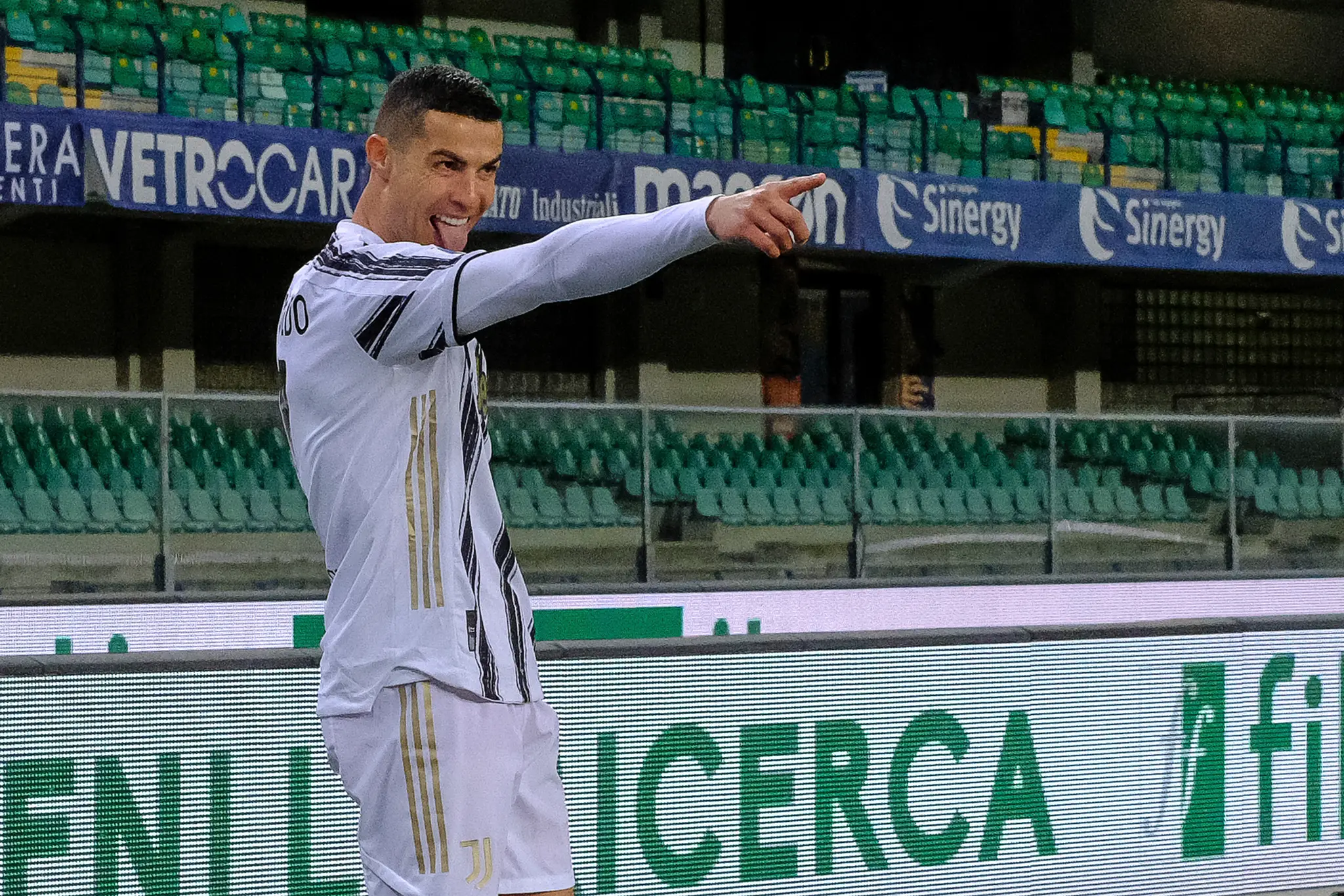 Na archívnej snímke z 27. februára 2021 futbalista Juventusu Turín Cristiano Ronaldo sa teší z gólu.
