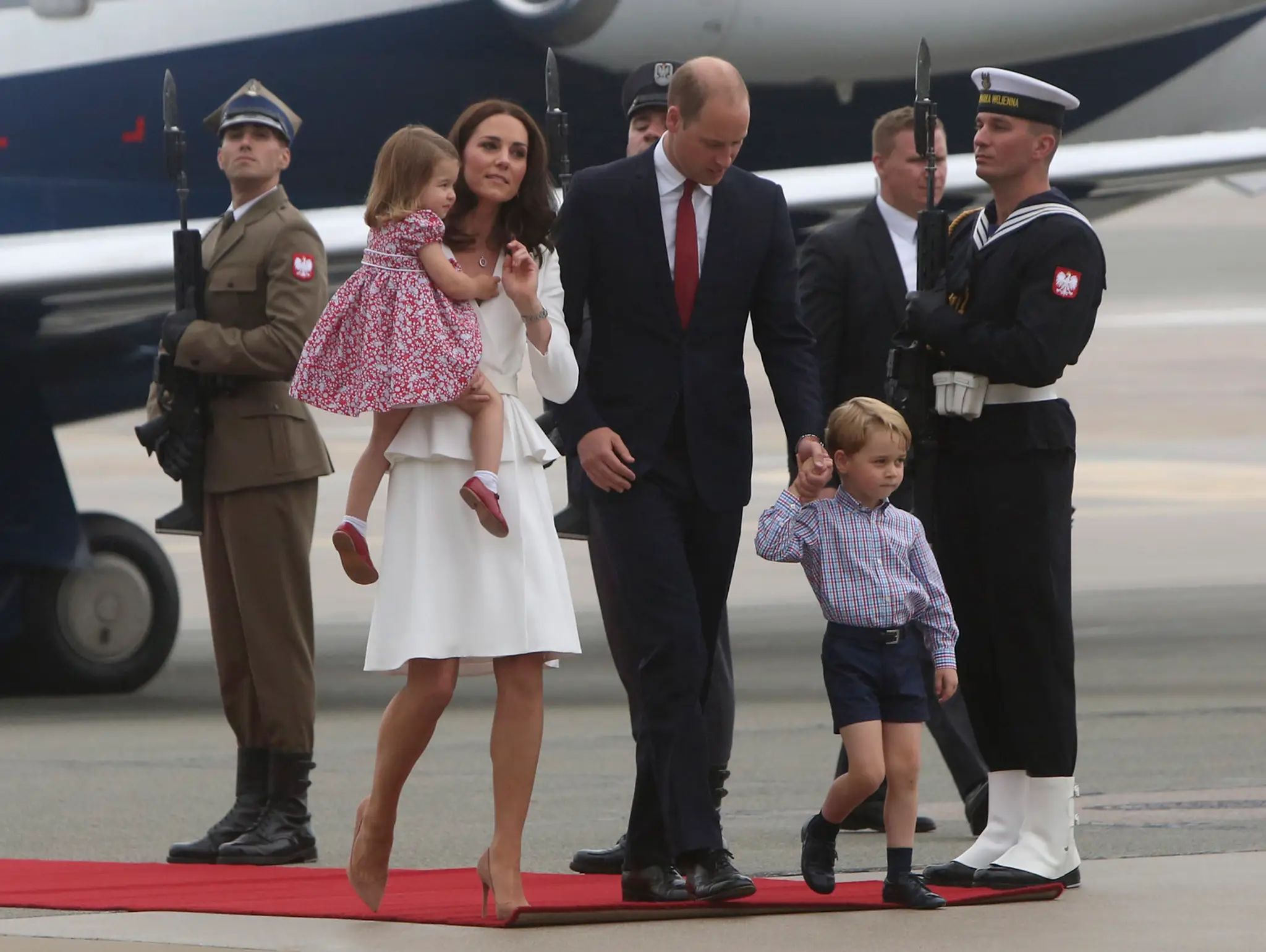 Kate a William sú už v Poľsku. Prišli aj s deťmi