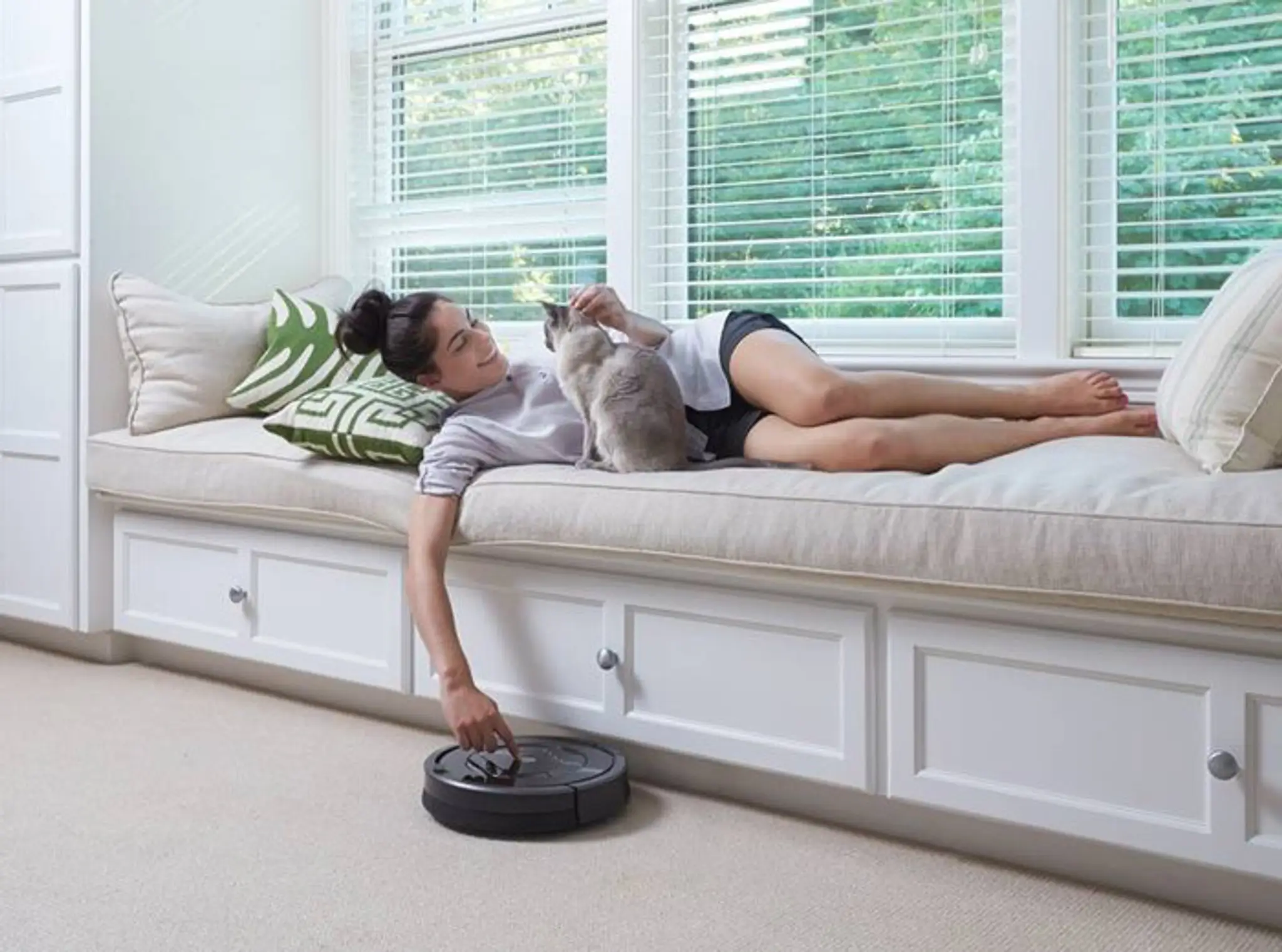 Pokoj domova s inteligentným robotickým vysávačom iRobot Roomba 866.