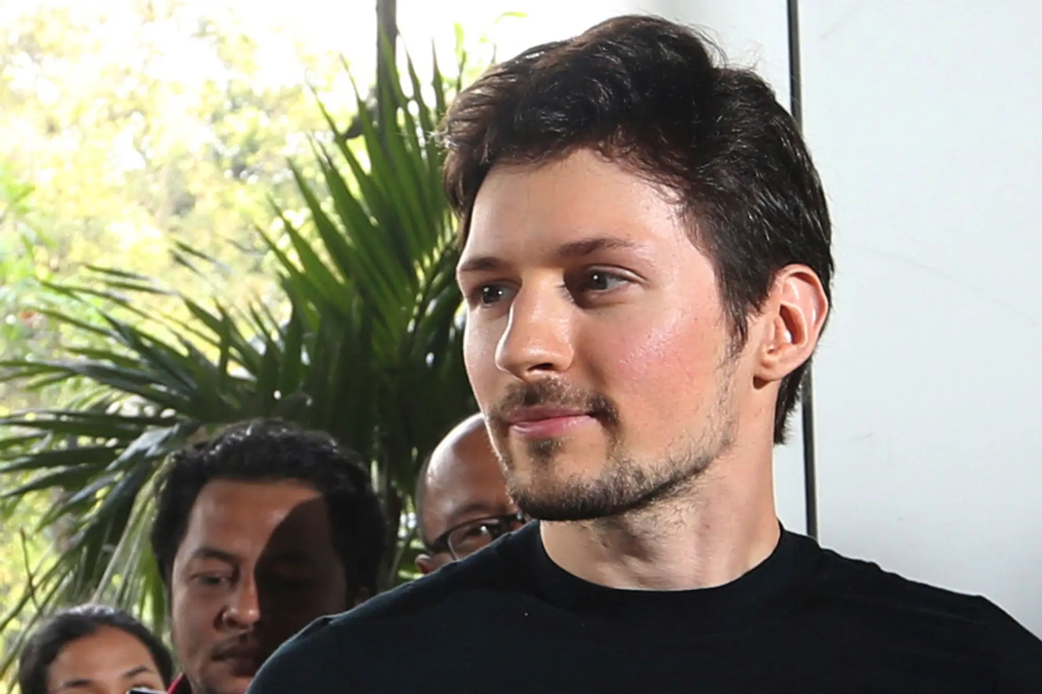 Na archívnej snímke z 1. augusta 2017 spoluzakladateľ platformy Telegram Pavel Durov sa usmieva v Jakarte.