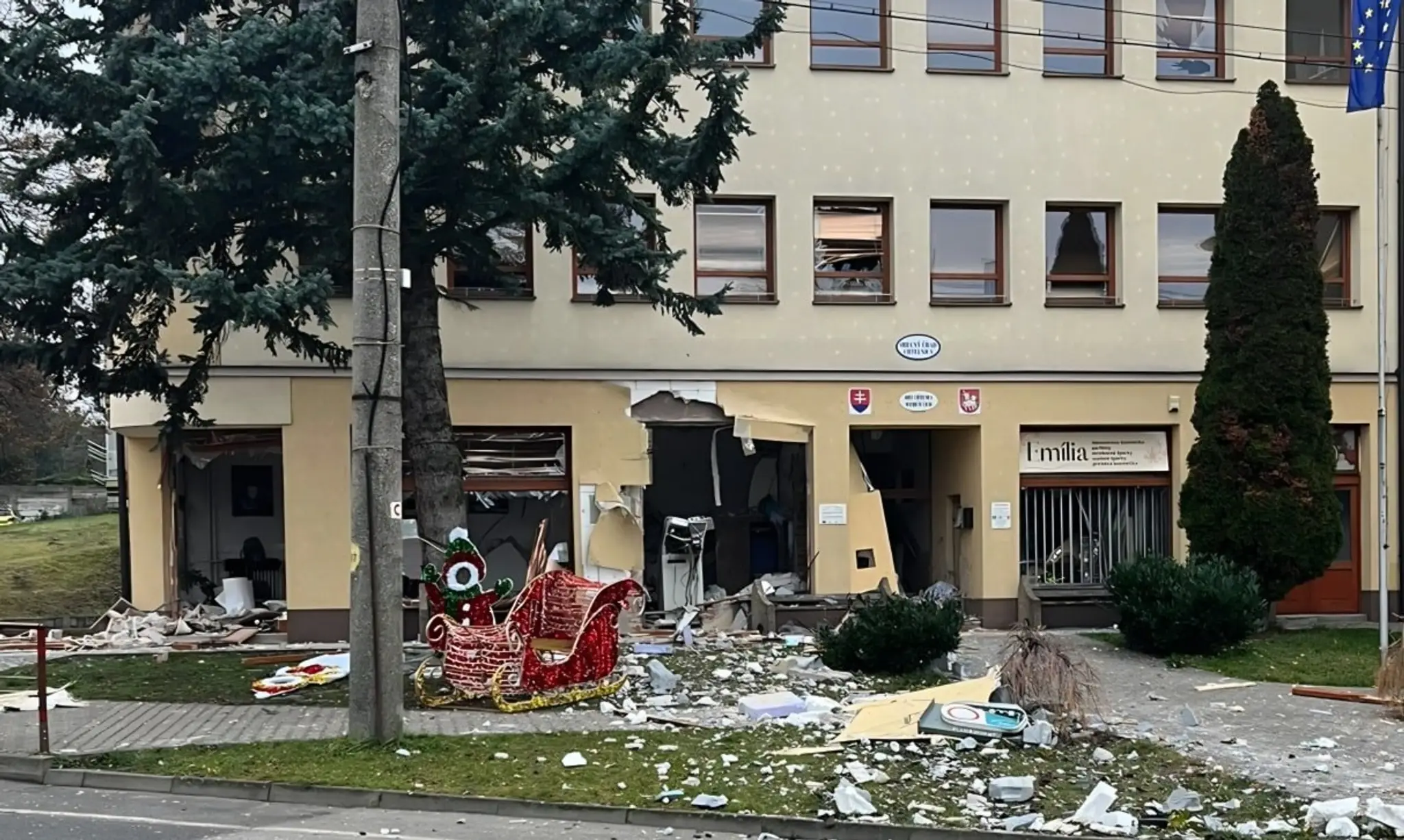 Obcou na západnom Slovensku otriasol obrovský výbuch. Zlodeji si vzali na mušku bankomat pri obecnom úrade