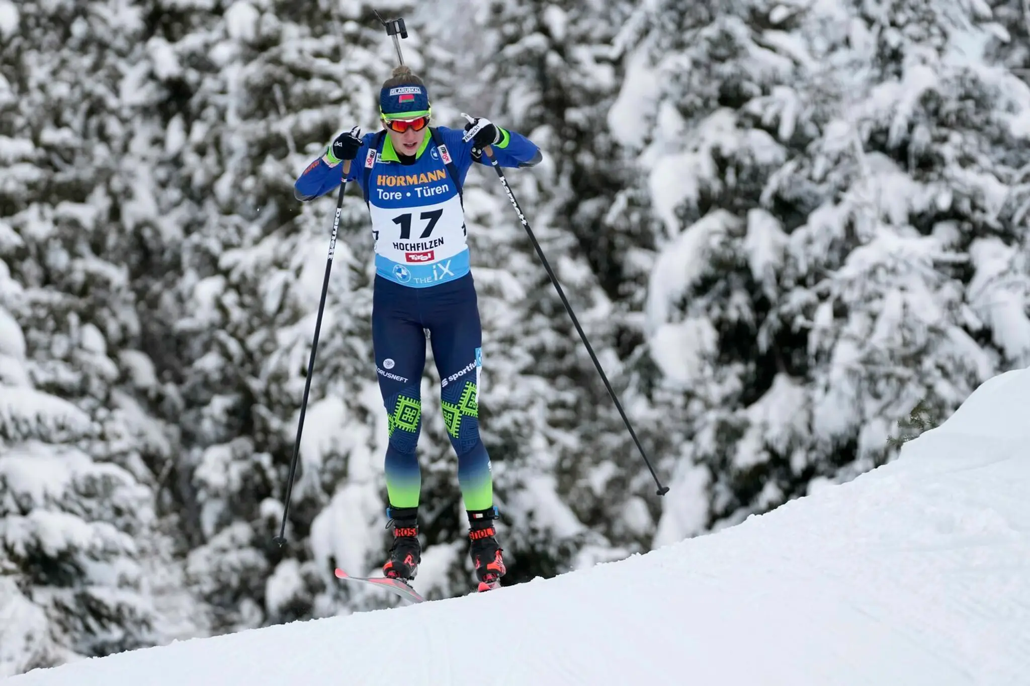 Biatlonistka Hanna Solová počas šprintu v Hochfilzene.