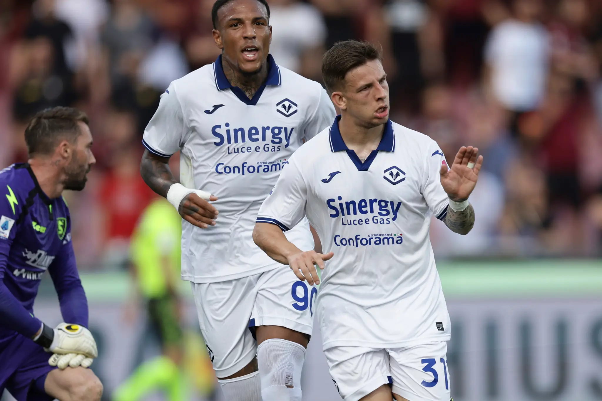 Slovenský futbalista v drese Verony Tomáš Suslov sa teší po strelení gólu.