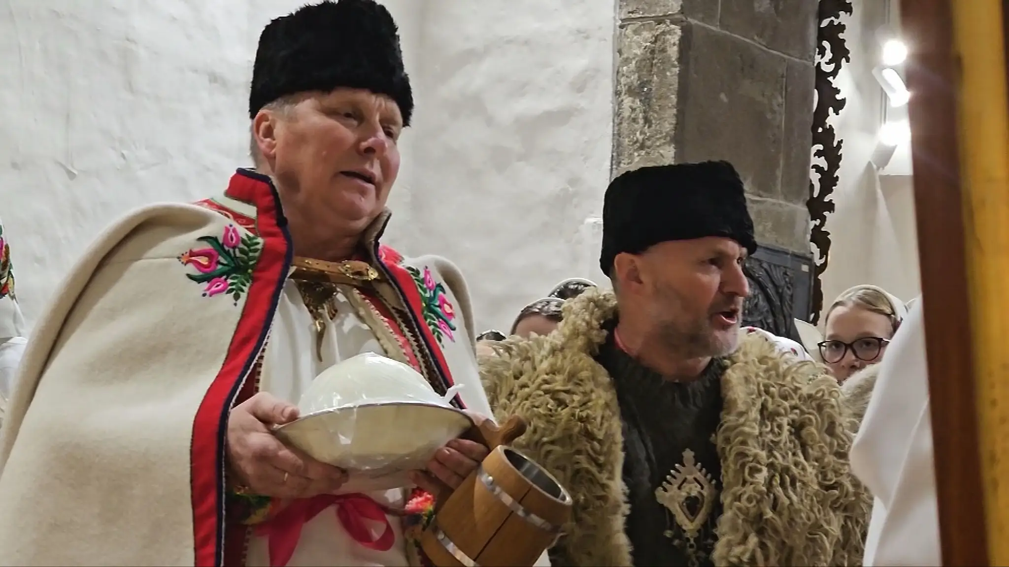 Chlapi počas omše v kostole.