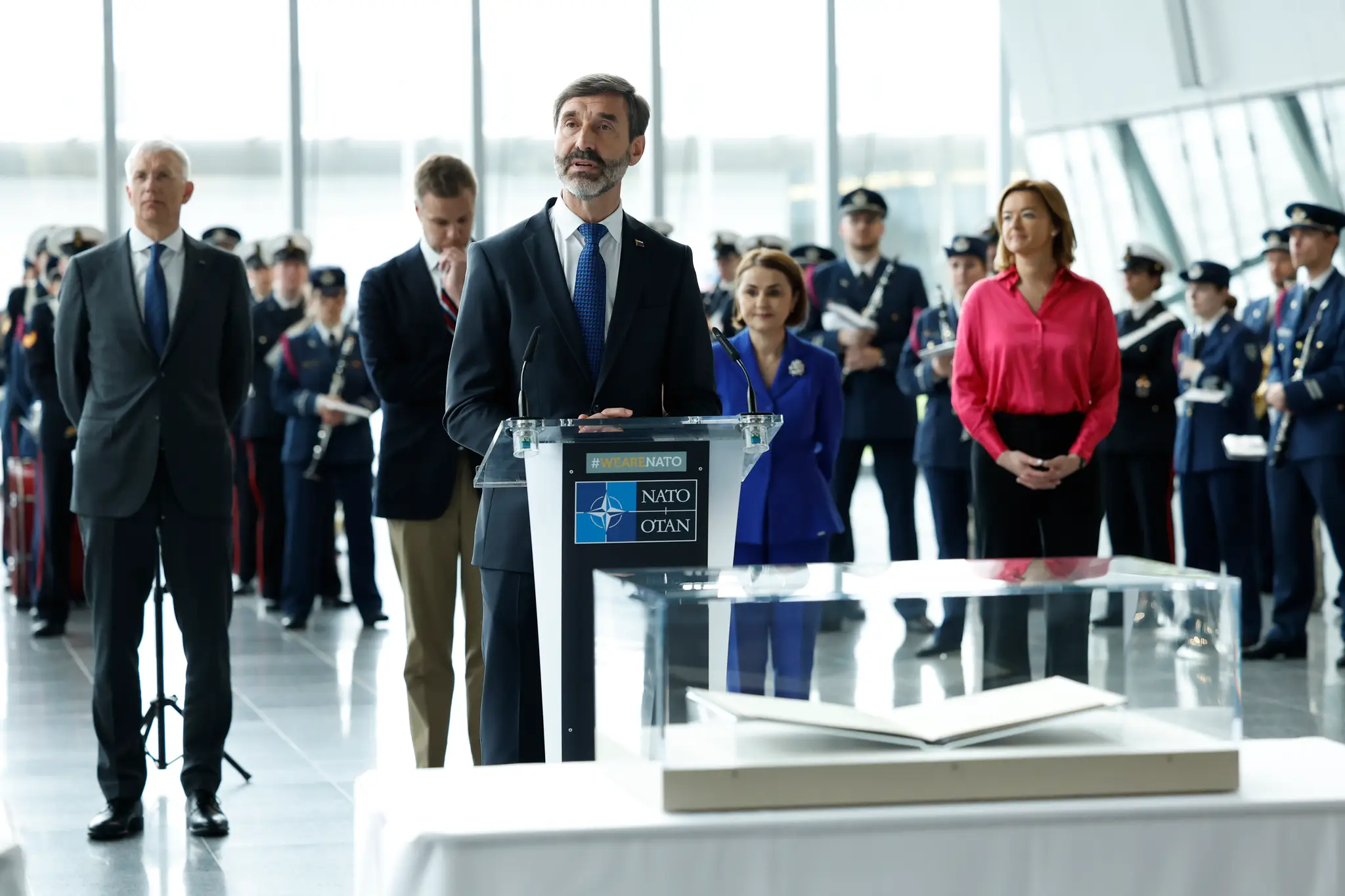 Slovenský minister zahraničných vecí Juraj Blanár (uprostred) počas prejavu v rámci osláv pri príležitosti 75. výročia vzniku Aliancie v sídle NATO v Bruseli.