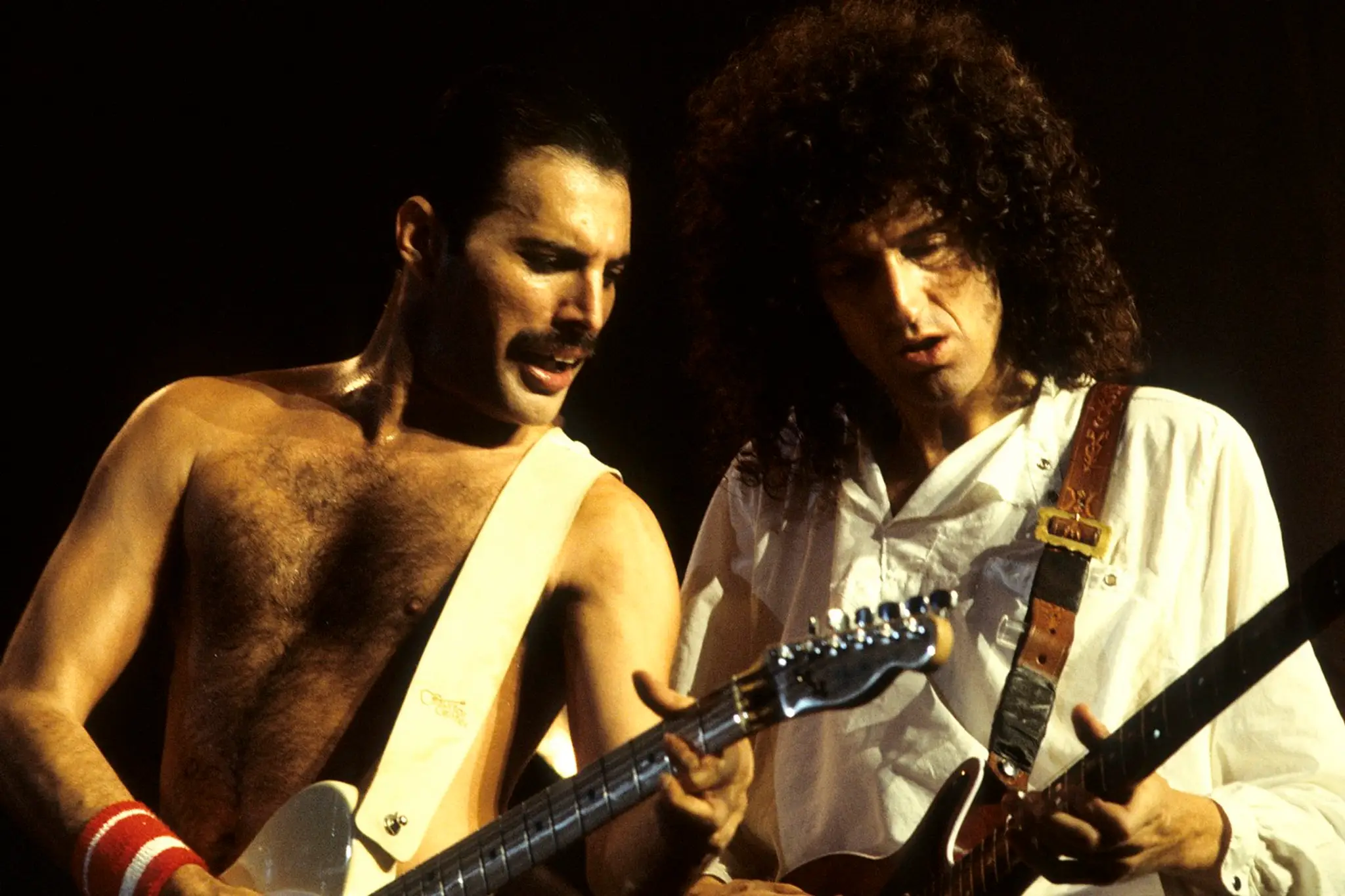 Freddie Mercury a Brian May na archívnej snímke z roku 1984.
